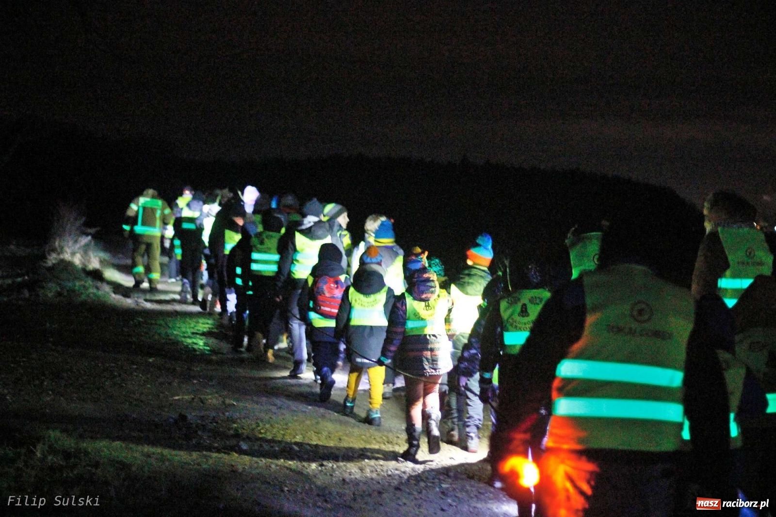 Zdjęcie w galerii na portalu naszraciborz.pl: Strażacka nocka w Markowicach - leśny zwiad i ognisko w grodzie wiadomości z regionu