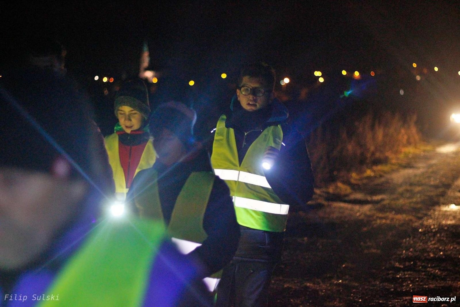 Zdjęcie w galerii na portalu naszraciborz.pl: Strażacka nocka w Markowicach - leśny zwiad i ognisko w grodzie wiadomości z regionu