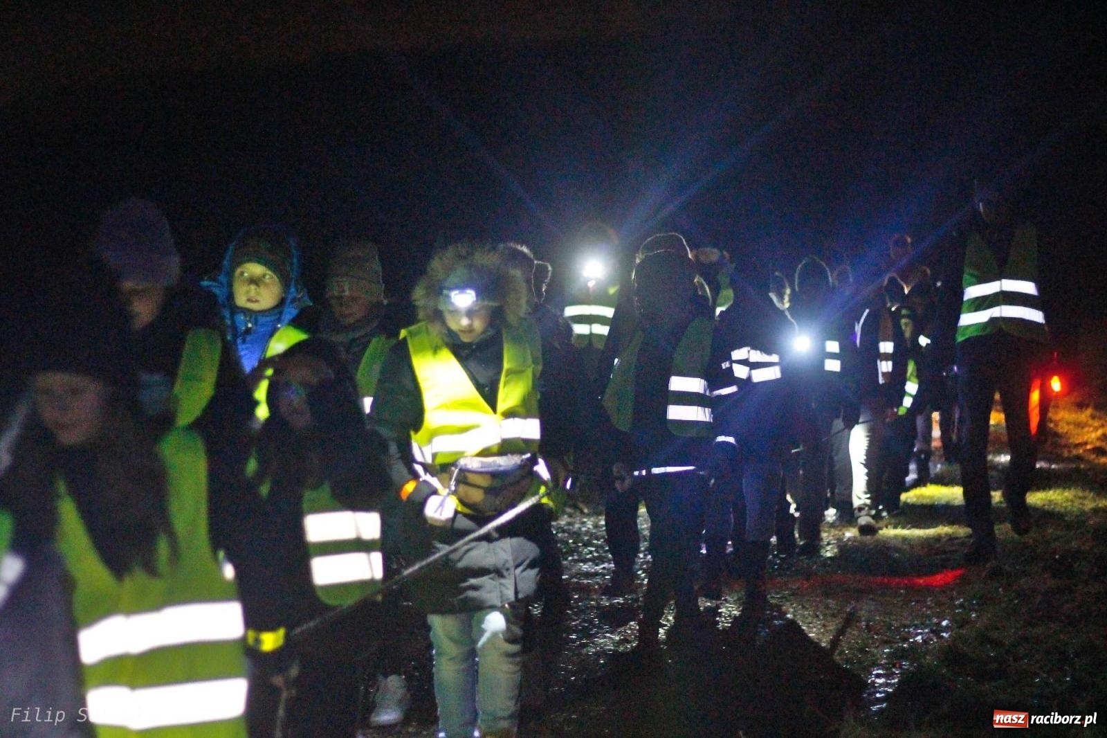 Zdjęcie w galerii na portalu naszraciborz.pl: Strażacka nocka w Markowicach - leśny zwiad i ognisko w grodzie wiadomości z regionu