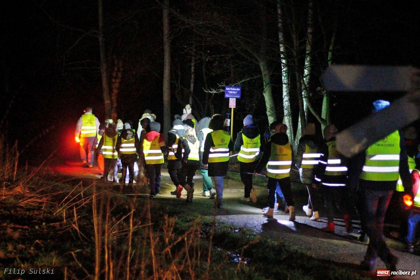 Zdjęcie w galerii na portalu naszraciborz.pl: Strażacka nocka w Markowicach - leśny zwiad i ognisko w grodzie wiadomości z regionu