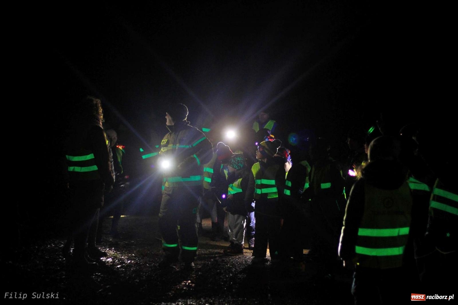 Zdjęcie w galerii na portalu naszraciborz.pl: Strażacka nocka w Markowicach - leśny zwiad i ognisko w grodzie wiadomości z regionu