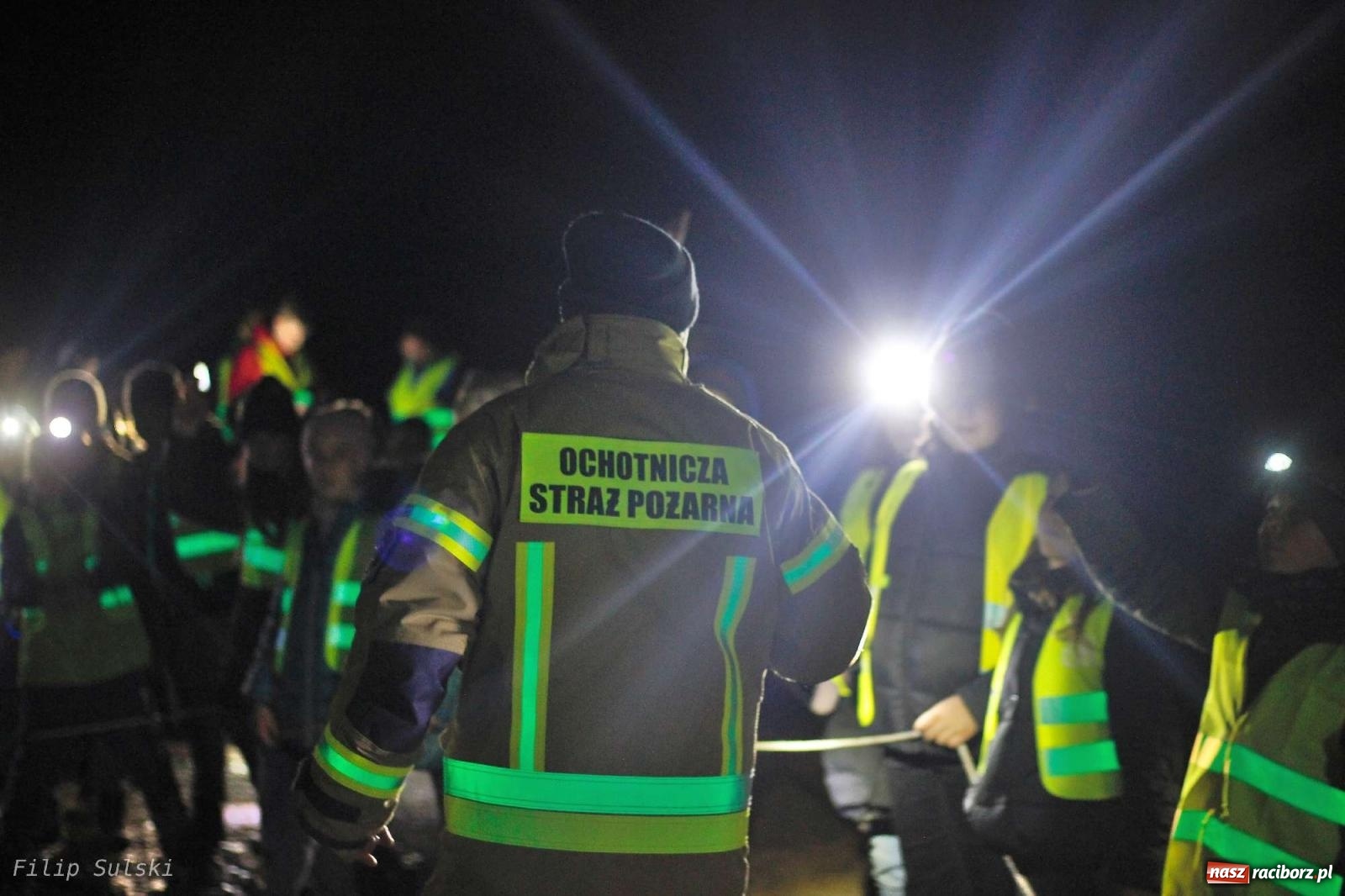 Zdjęcie w galerii na portalu naszraciborz.pl: Strażacka nocka w Markowicach - leśny zwiad i ognisko w grodzie wiadomości z regionu