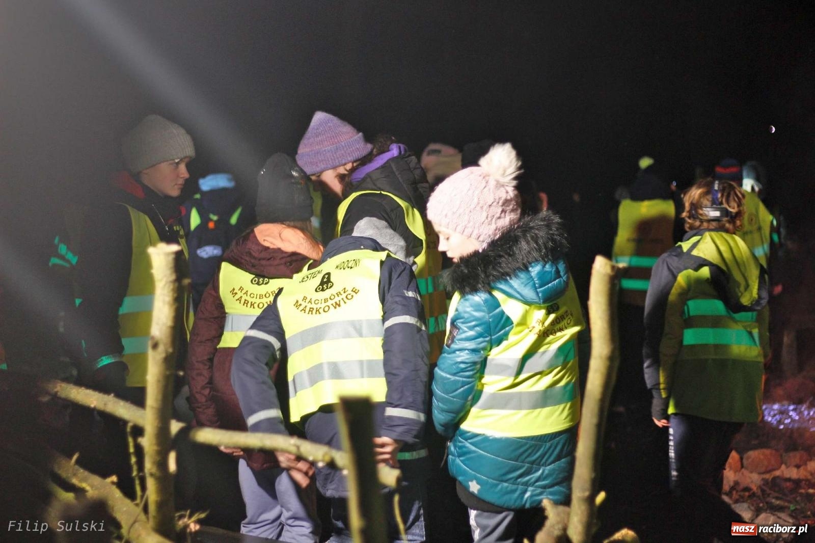 Zdjęcie w galerii na portalu naszraciborz.pl: Strażacka nocka w Markowicach - leśny zwiad i ognisko w grodzie wiadomości z regionu