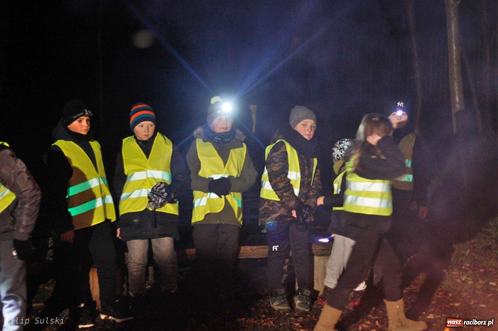 Zdjęcie w galerii na portalu naszraciborz.pl: Strażacka nocka w Markowicach - leśny zwiad i ognisko w grodzie wiadomości z regionu