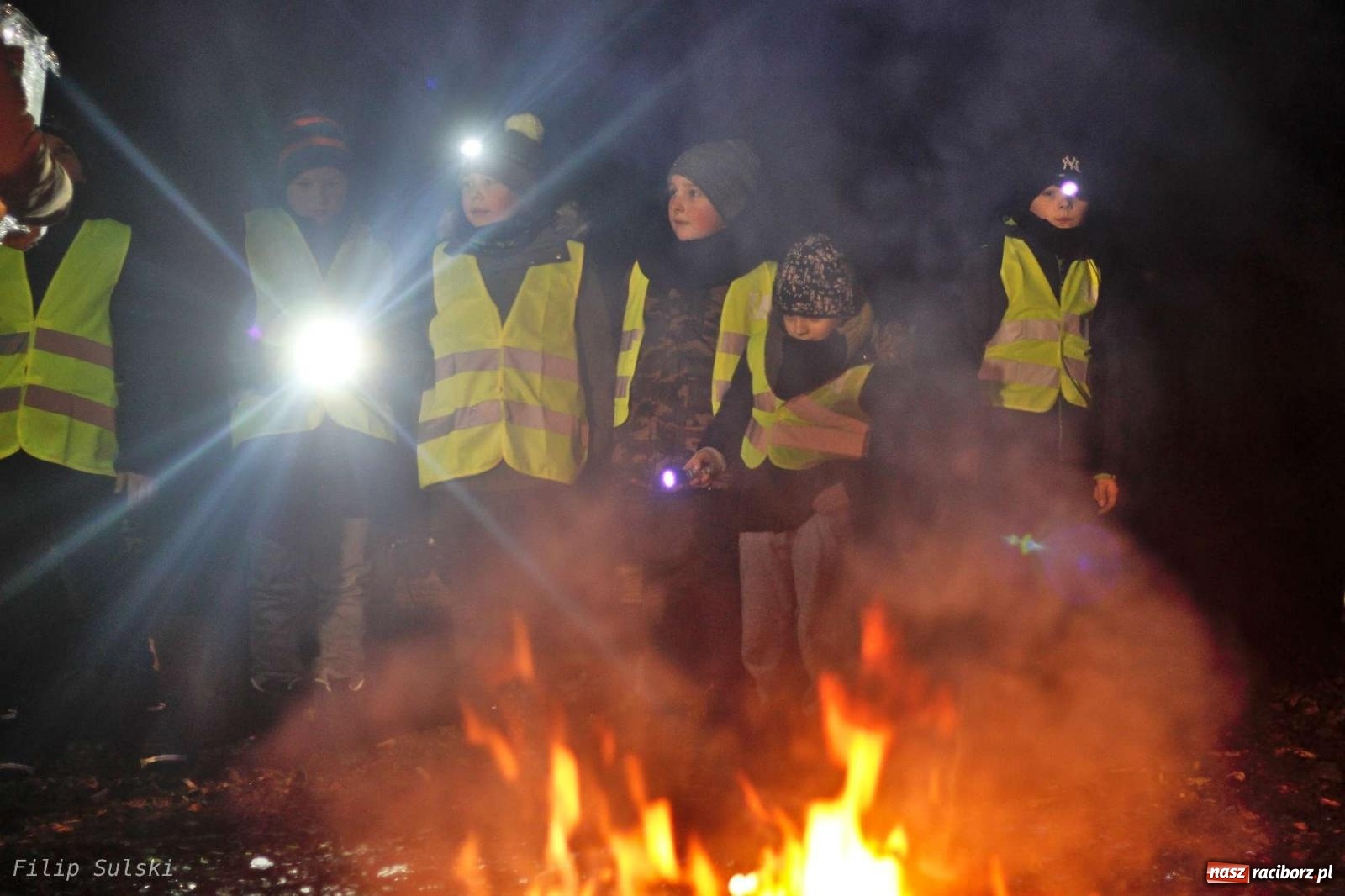 Zdjęcie w galerii na portalu naszraciborz.pl: Strażacka nocka w Markowicach - leśny zwiad i ognisko w grodzie wiadomości z regionu