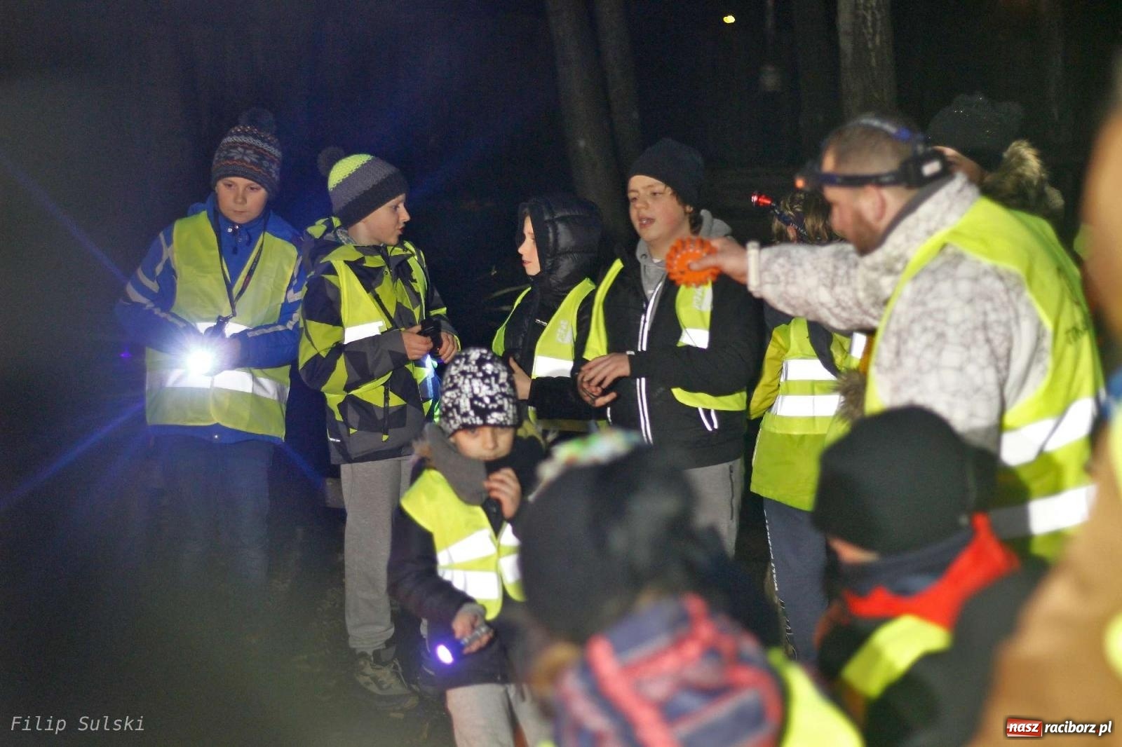Zdjęcie w galerii na portalu naszraciborz.pl: Strażacka nocka w Markowicach - leśny zwiad i ognisko w grodzie wiadomości z regionu