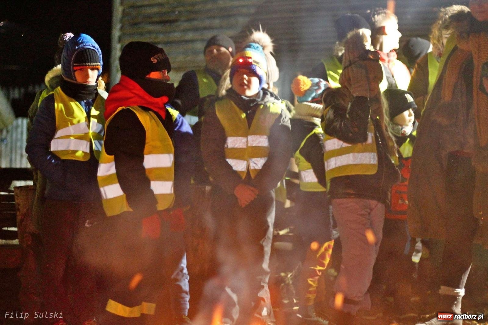Zdjęcie w galerii na portalu naszraciborz.pl: Strażacka nocka w Markowicach - leśny zwiad i ognisko w grodzie wiadomości z regionu