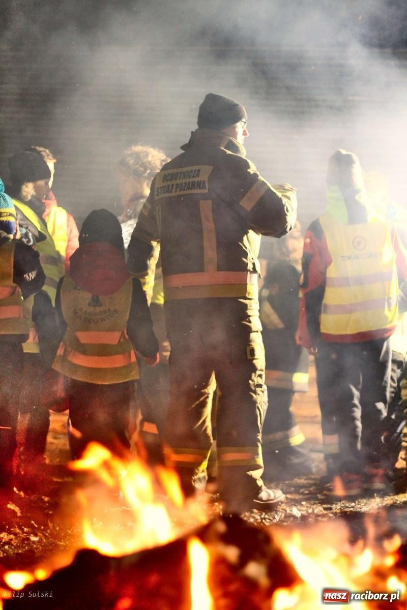 Zdjęcie w galerii na portalu naszraciborz.pl: Strażacka nocka w Markowicach - leśny zwiad i ognisko w grodzie wiadomości z regionu