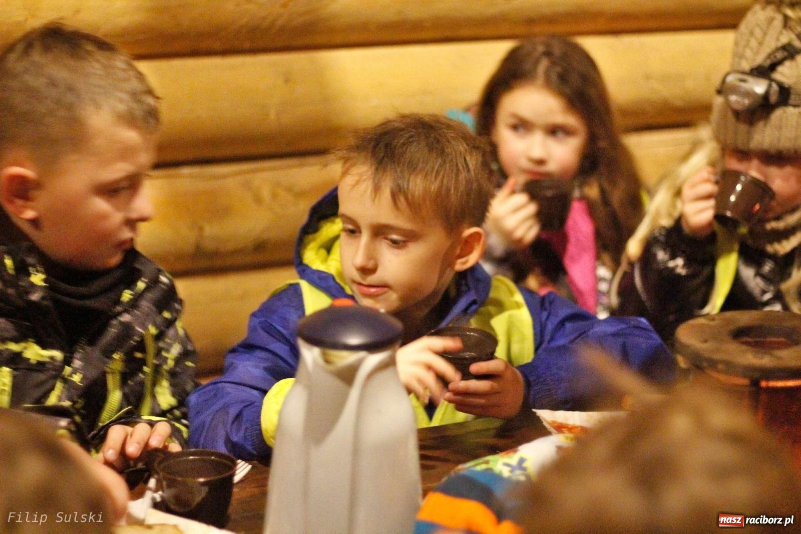 Zdjęcie w galerii na portalu naszraciborz.pl: Strażacka nocka w Markowicach - leśny zwiad i ognisko w grodzie wiadomości z regionu