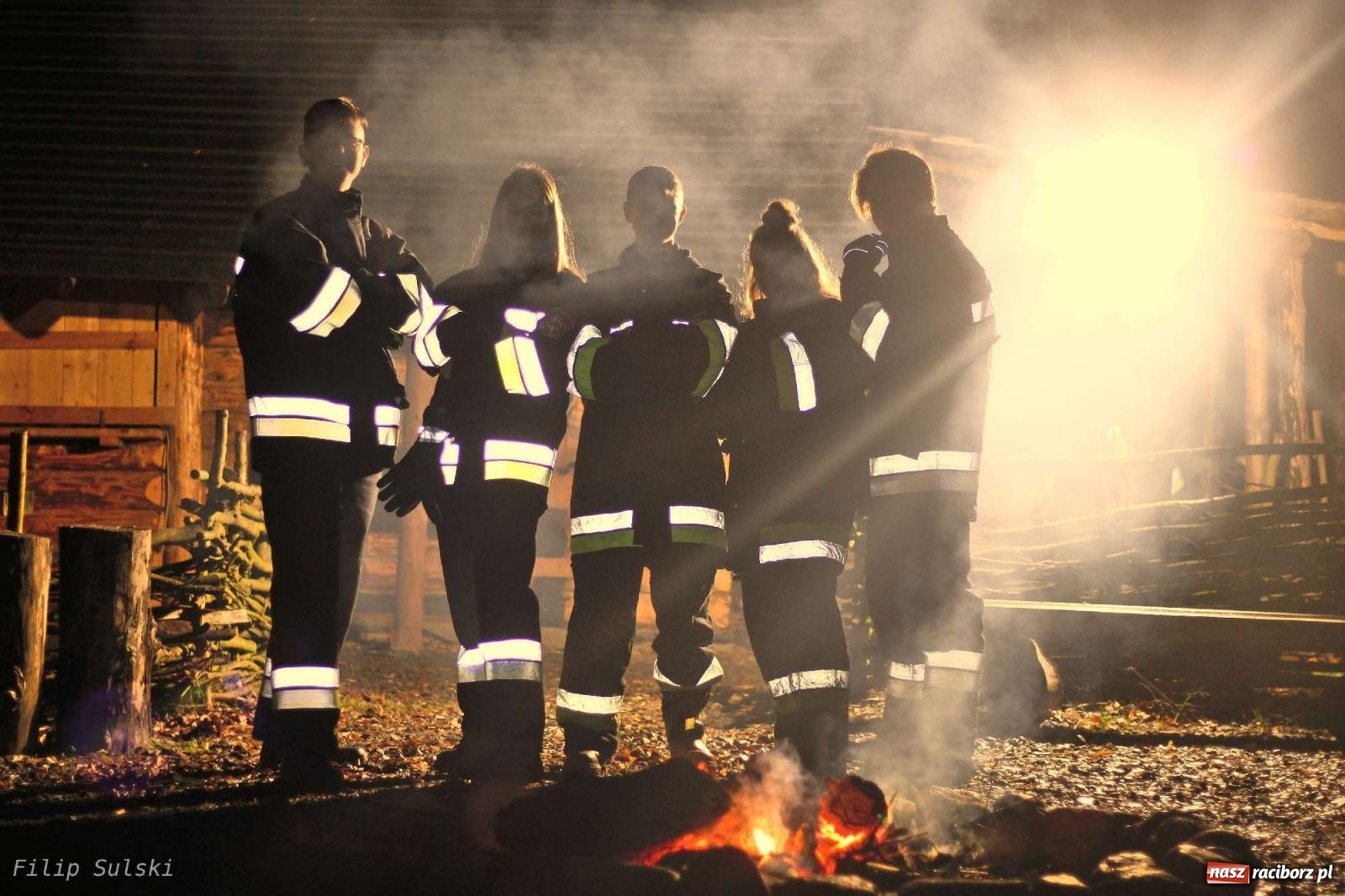 Zdjęcie w galerii na portalu naszraciborz.pl: Strażacka nocka w Markowicach - leśny zwiad i ognisko w grodzie wiadomości z regionu