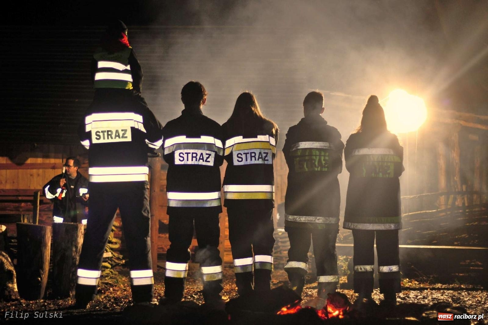 Zdjęcie w galerii na portalu naszraciborz.pl: Strażacka nocka w Markowicach - leśny zwiad i ognisko w grodzie wiadomości z regionu