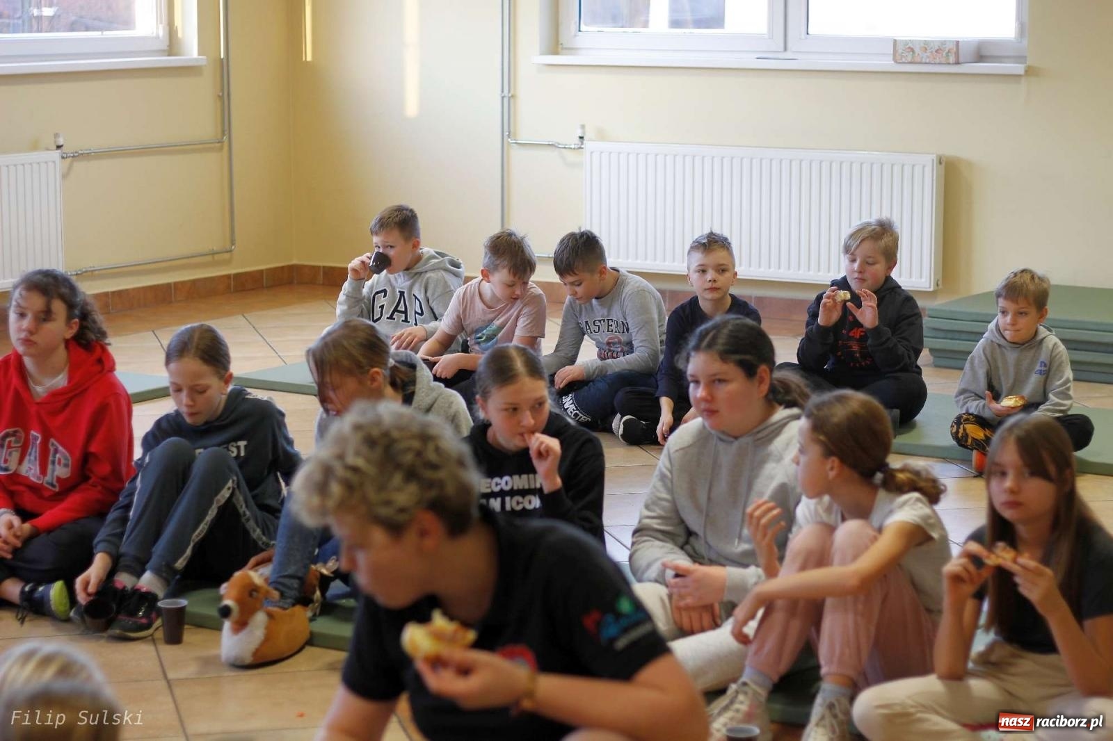 Zdjęcie w galerii na portalu naszraciborz.pl: Strażacka nocka w Markowicach - leśny zwiad i ognisko w grodzie wiadomości z regionu