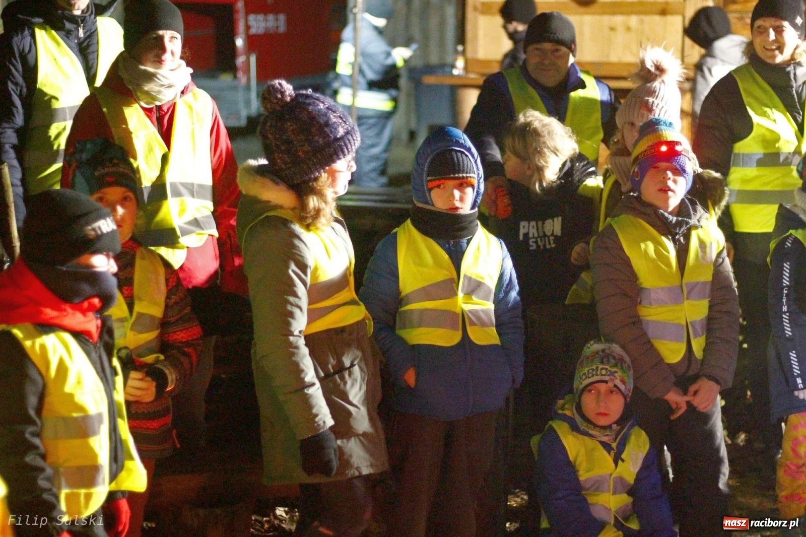 Zdjęcie w galerii na portalu naszraciborz.pl: Strażacka nocka w Markowicach - leśny zwiad i ognisko w grodzie wiadomości z regionu