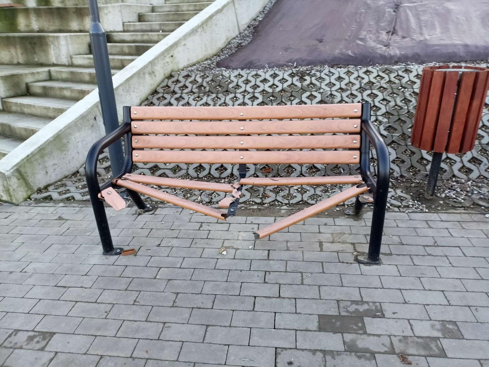 Zdjęcie w galerii na portalu naszraciborz.pl: Dzika imprezownia na bulwarach. Smutny widok i picie pod chmurką wiadomości z regionu