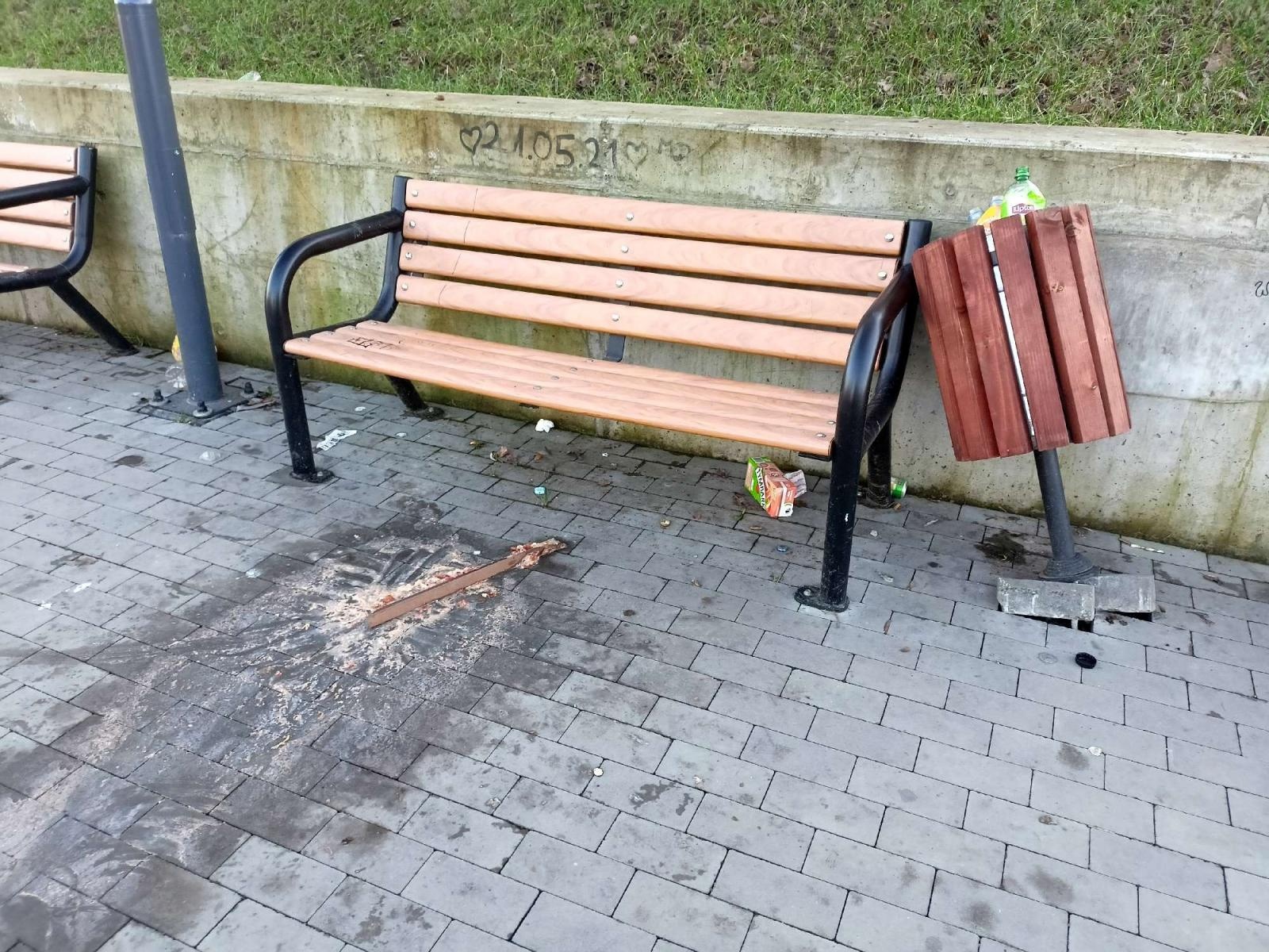 Zdjęcie w galerii na portalu naszraciborz.pl: Dzika imprezownia na bulwarach. Smutny widok i picie pod chmurką wiadomości z regionu