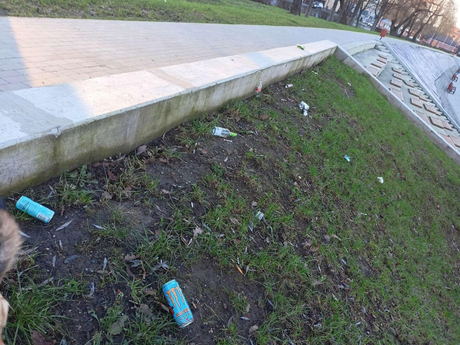 Zdjęcie w galerii na portalu naszraciborz.pl: Dzika imprezownia na bulwarach. Smutny widok i picie pod chmurką wiadomości z regionu