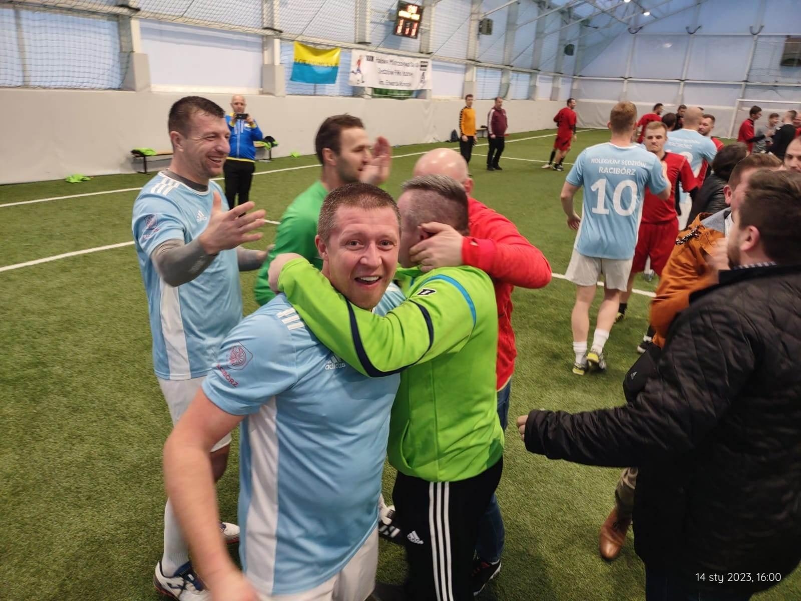 Zdjęcie w galerii na portalu naszraciborz.pl: Sędziowie z Raciborza obronili tytuł mistrzowski wiadomości z regionu