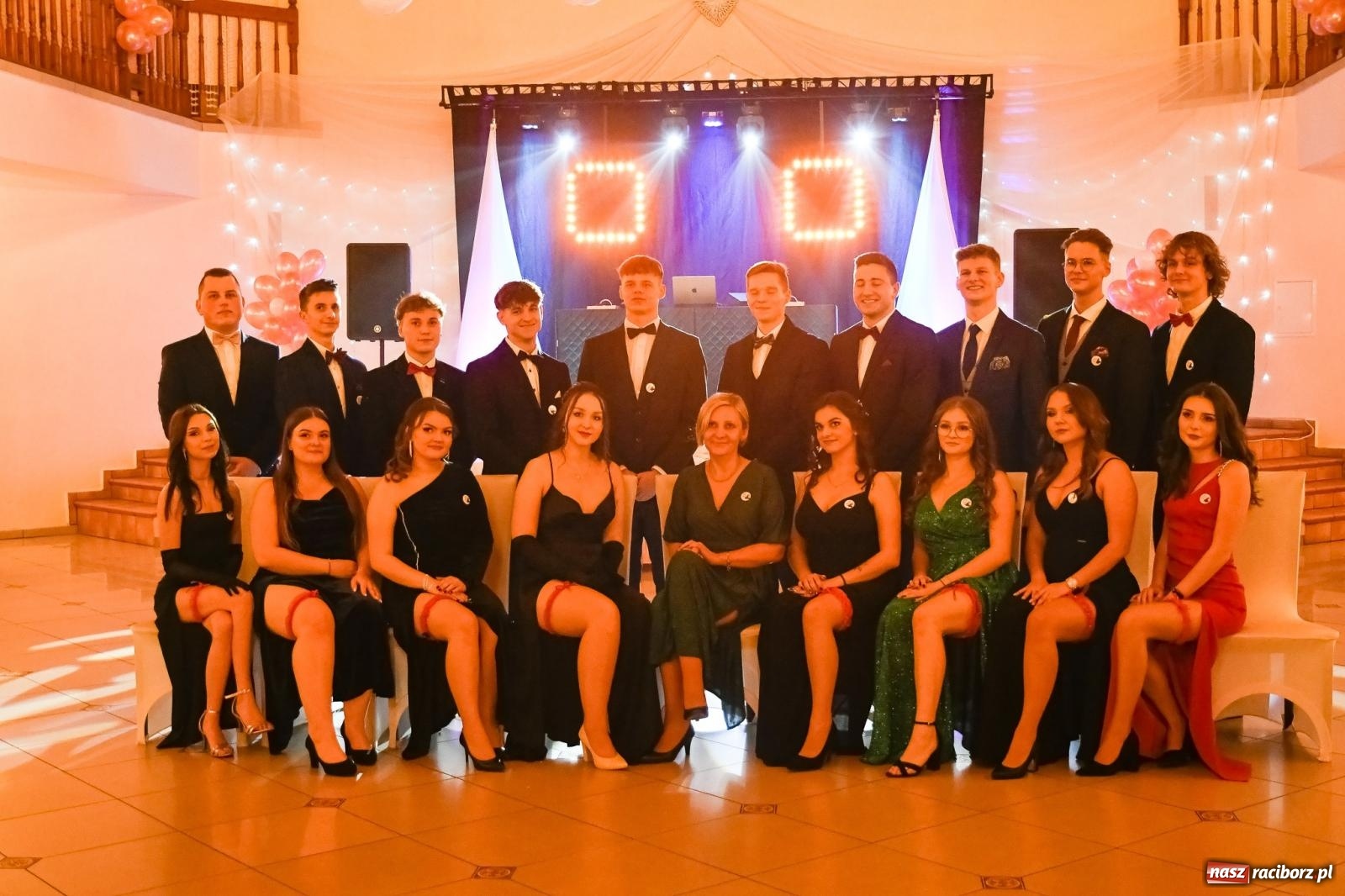 Zdjęcie w galerii na portalu naszraciborz.pl: Raciborski EKONOMIK bawi się na studniówce w Rogowie [FOTO i WIDEO] wiadomości z regionu