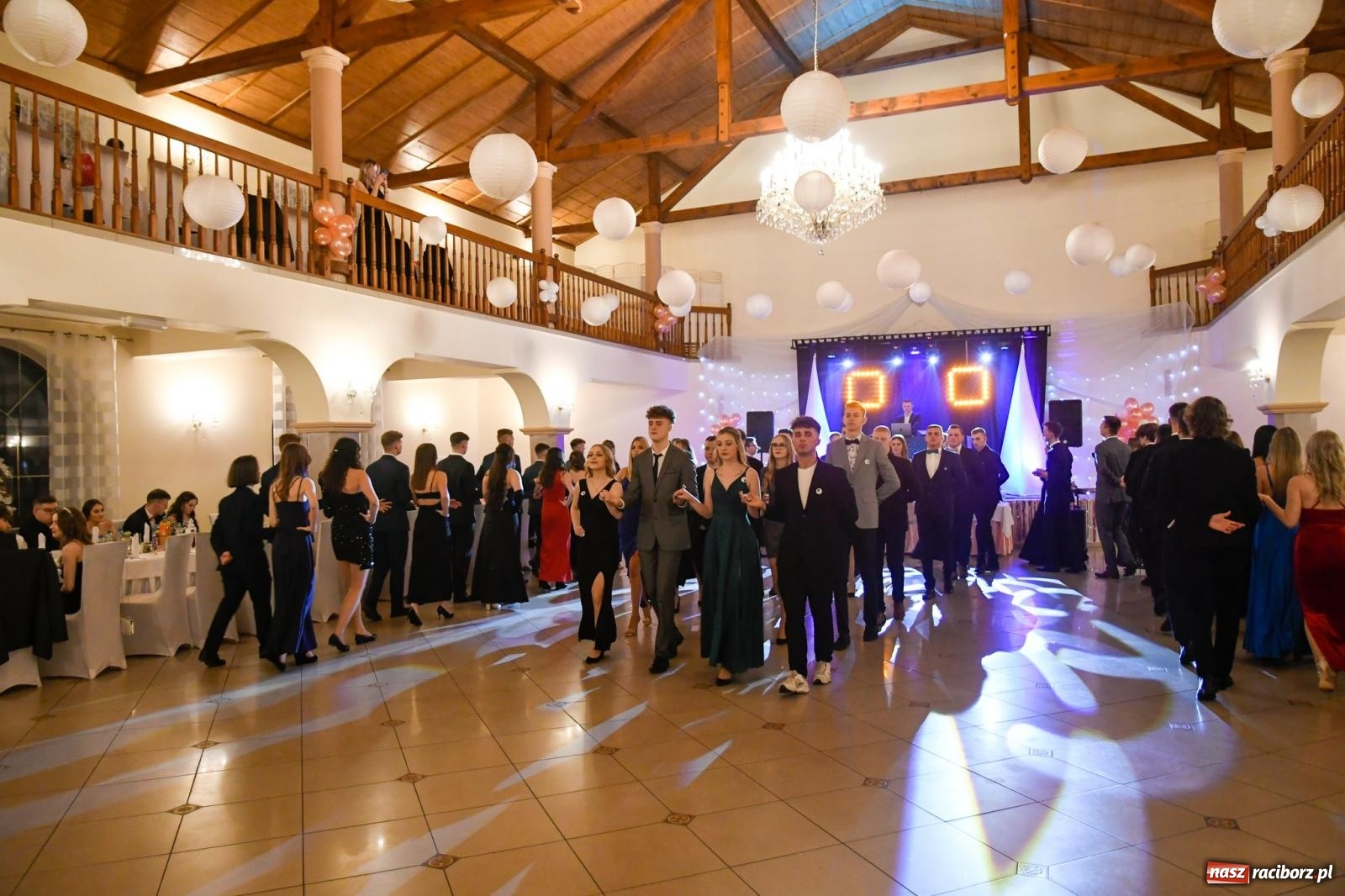 Zdjęcie w galerii na portalu naszraciborz.pl: Raciborski EKONOMIK bawi się na studniówce w Rogowie [FOTO i WIDEO] wiadomości z regionu