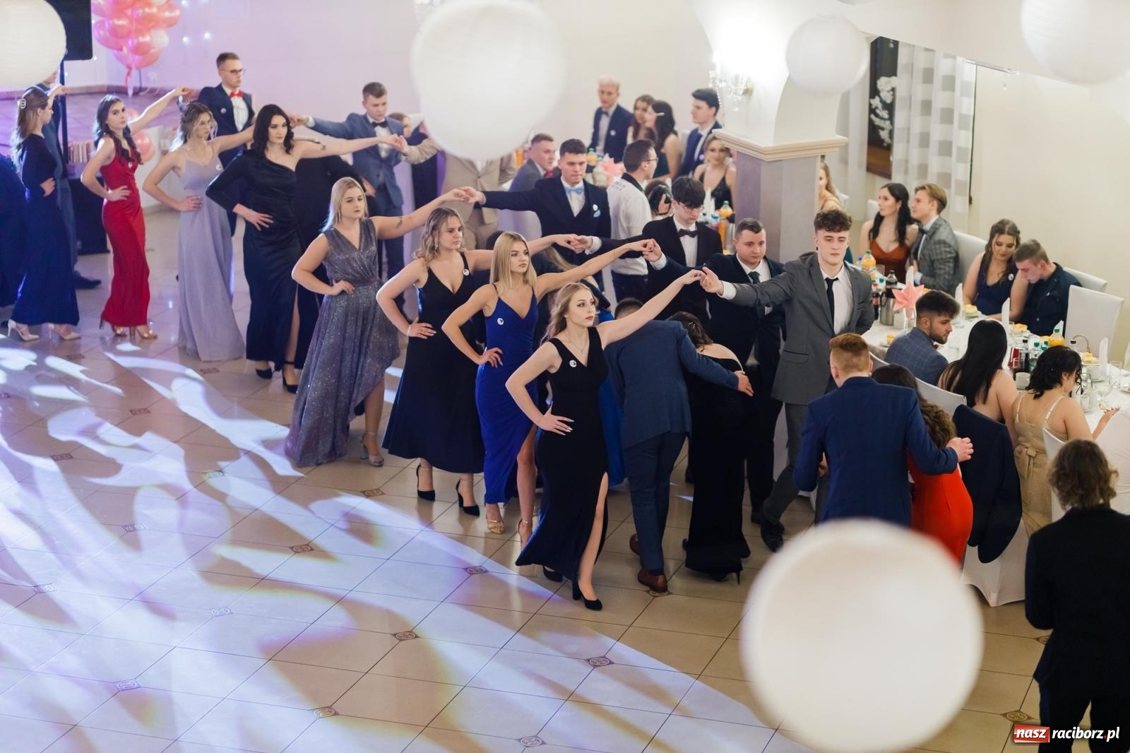 Zdjęcie w galerii na portalu naszraciborz.pl: Raciborski EKONOMIK bawi się na studniówce w Rogowie [FOTO i WIDEO] wiadomości z regionu