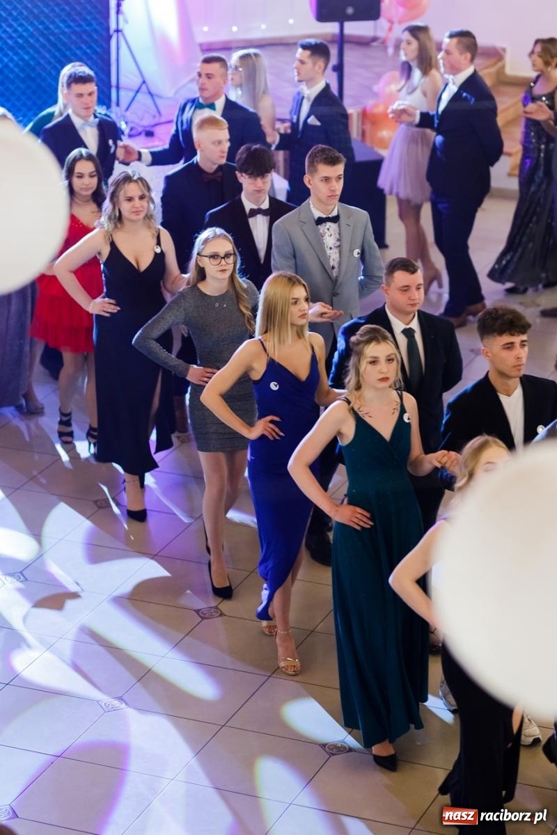 Zdjęcie w galerii na portalu naszraciborz.pl: Raciborski EKONOMIK bawi się na studniówce w Rogowie [FOTO i WIDEO] wiadomości z regionu