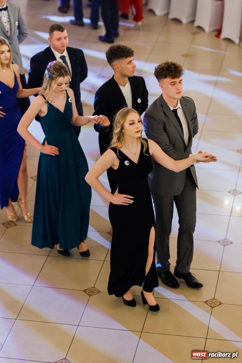 Zdjęcie w galerii na portalu naszraciborz.pl: Raciborski EKONOMIK bawi się na studniówce w Rogowie [FOTO i WIDEO] wiadomości z regionu