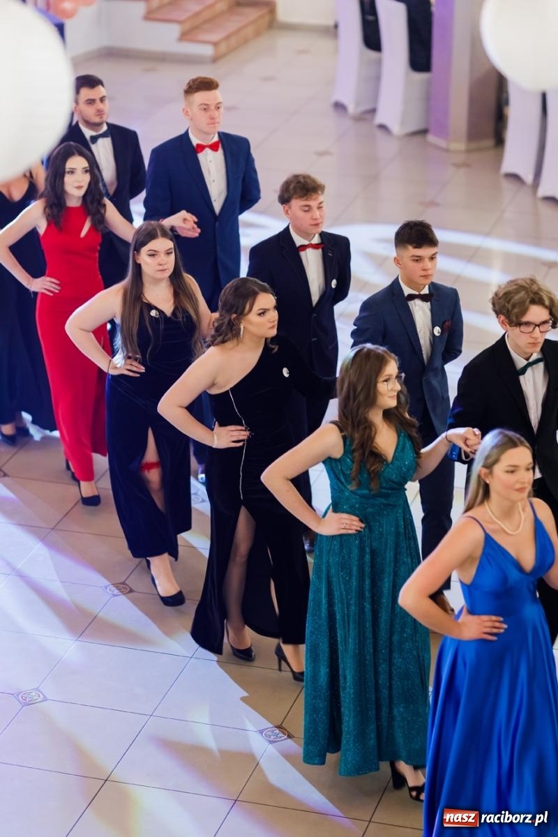 Zdjęcie w galerii na portalu naszraciborz.pl: Raciborski EKONOMIK bawi się na studniówce w Rogowie [FOTO i WIDEO] wiadomości z regionu