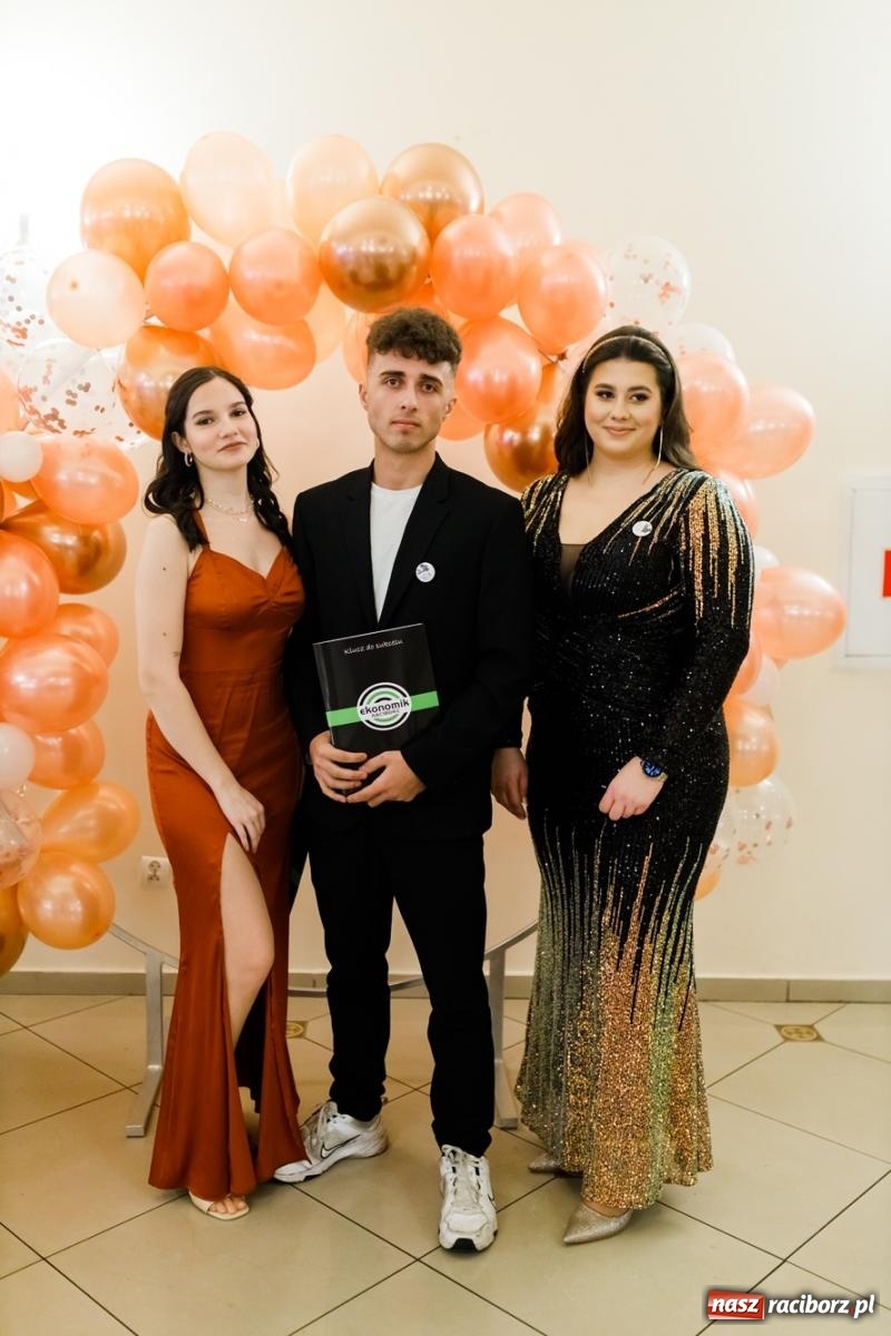 Zdjęcie w galerii na portalu naszraciborz.pl: Raciborski EKONOMIK bawi się na studniówce w Rogowie [FOTO i WIDEO] wiadomości z regionu