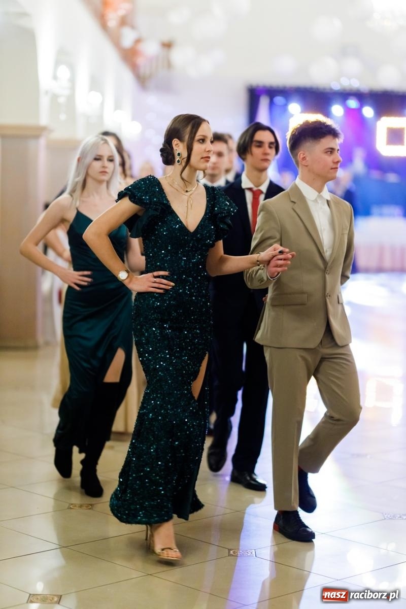 Zdjęcie w galerii na portalu naszraciborz.pl: Raciborski EKONOMIK bawi się na studniówce w Rogowie [FOTO i WIDEO] wiadomości z regionu