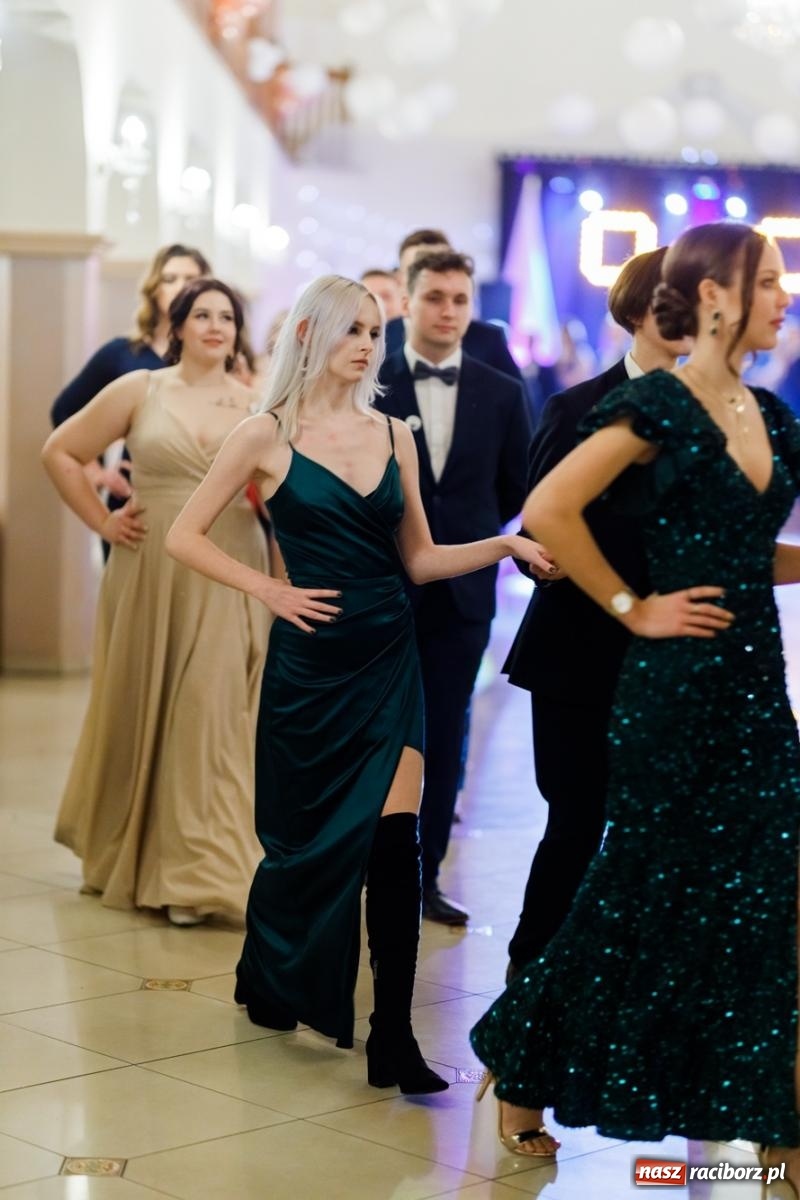 Zdjęcie w galerii na portalu naszraciborz.pl: Raciborski EKONOMIK bawi się na studniówce w Rogowie [FOTO i WIDEO] wiadomości z regionu