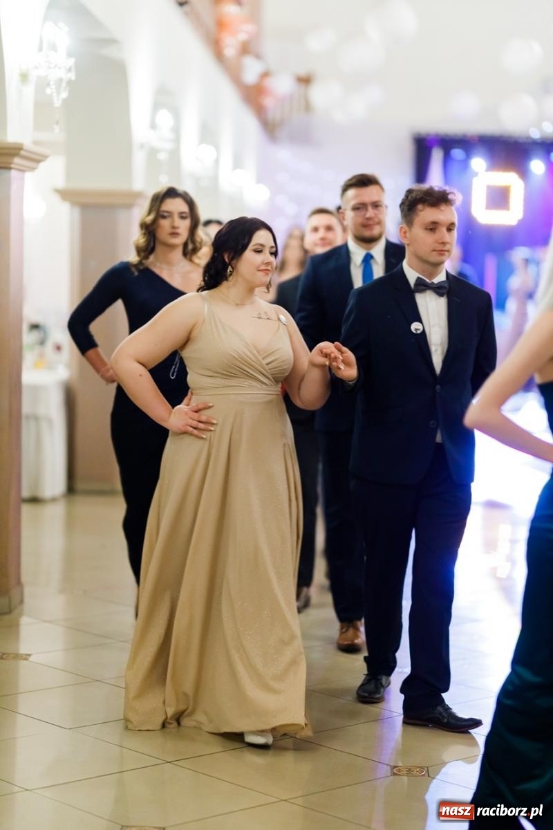 Zdjęcie w galerii na portalu naszraciborz.pl: Raciborski EKONOMIK bawi się na studniówce w Rogowie [FOTO i WIDEO] wiadomości z regionu