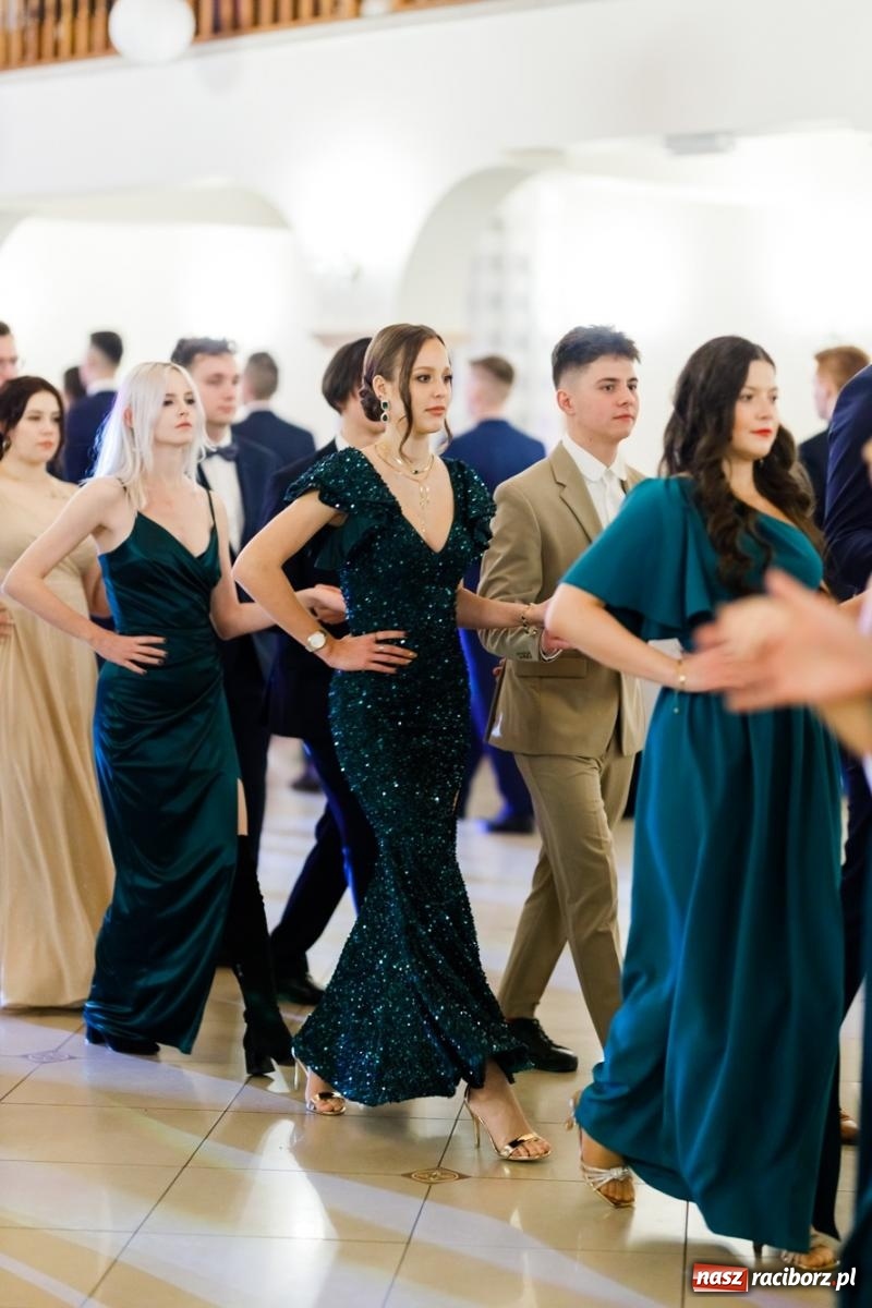 Zdjęcie w galerii na portalu naszraciborz.pl: Raciborski EKONOMIK bawi się na studniówce w Rogowie [FOTO i WIDEO] wiadomości z regionu