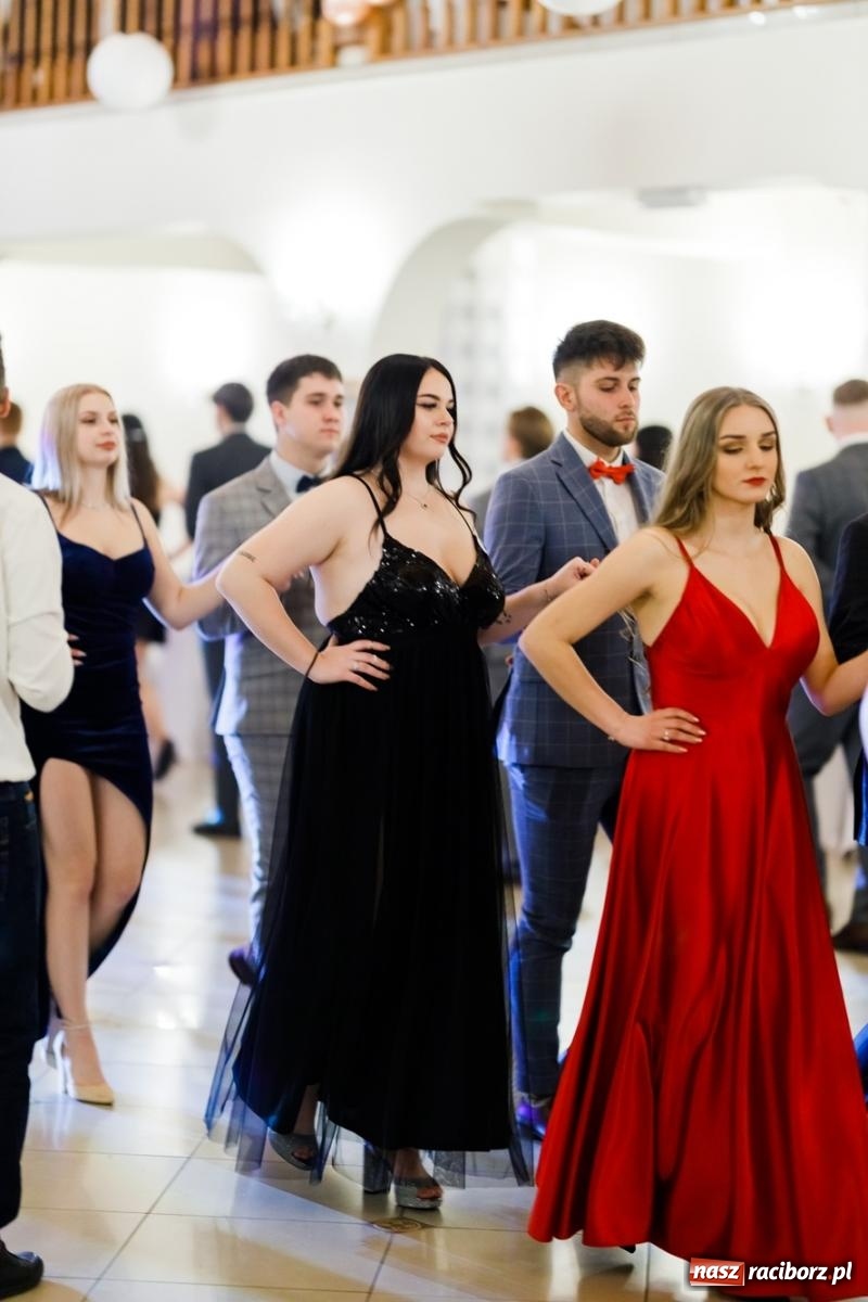 Zdjęcie w galerii na portalu naszraciborz.pl: Raciborski EKONOMIK bawi się na studniówce w Rogowie [FOTO i WIDEO] wiadomości z regionu