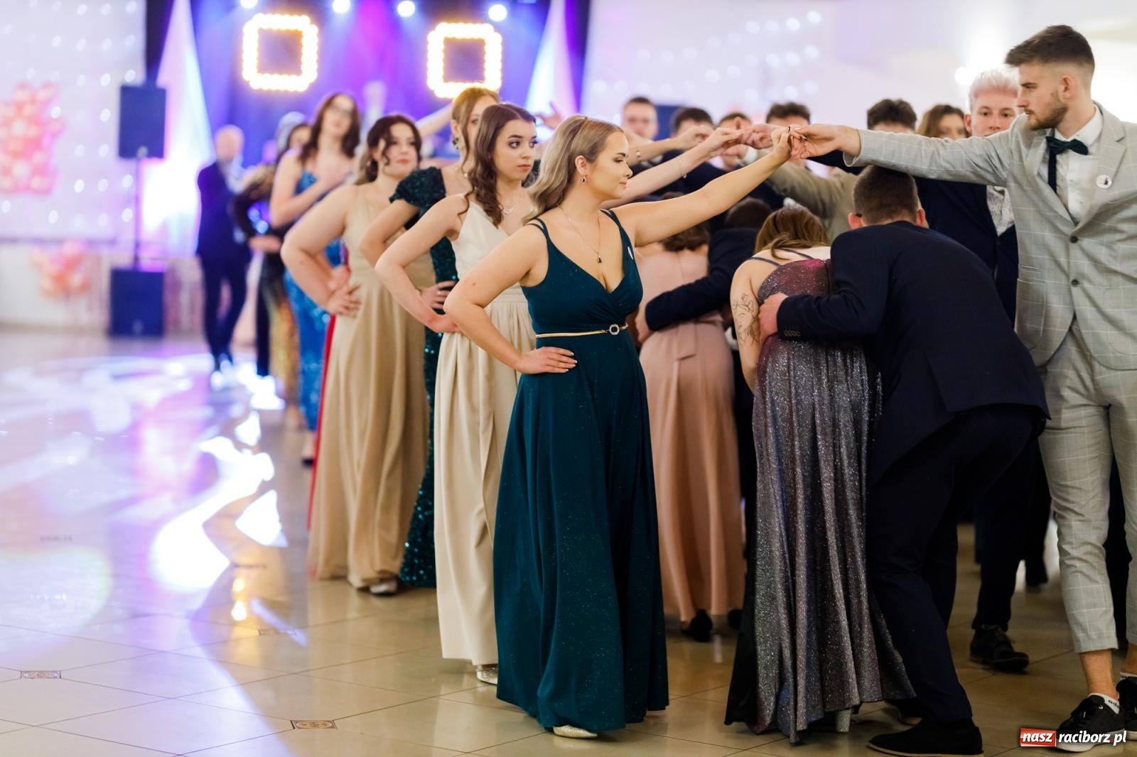 Zdjęcie w galerii na portalu naszraciborz.pl: Raciborski EKONOMIK bawi się na studniówce w Rogowie [FOTO i WIDEO] wiadomości z regionu