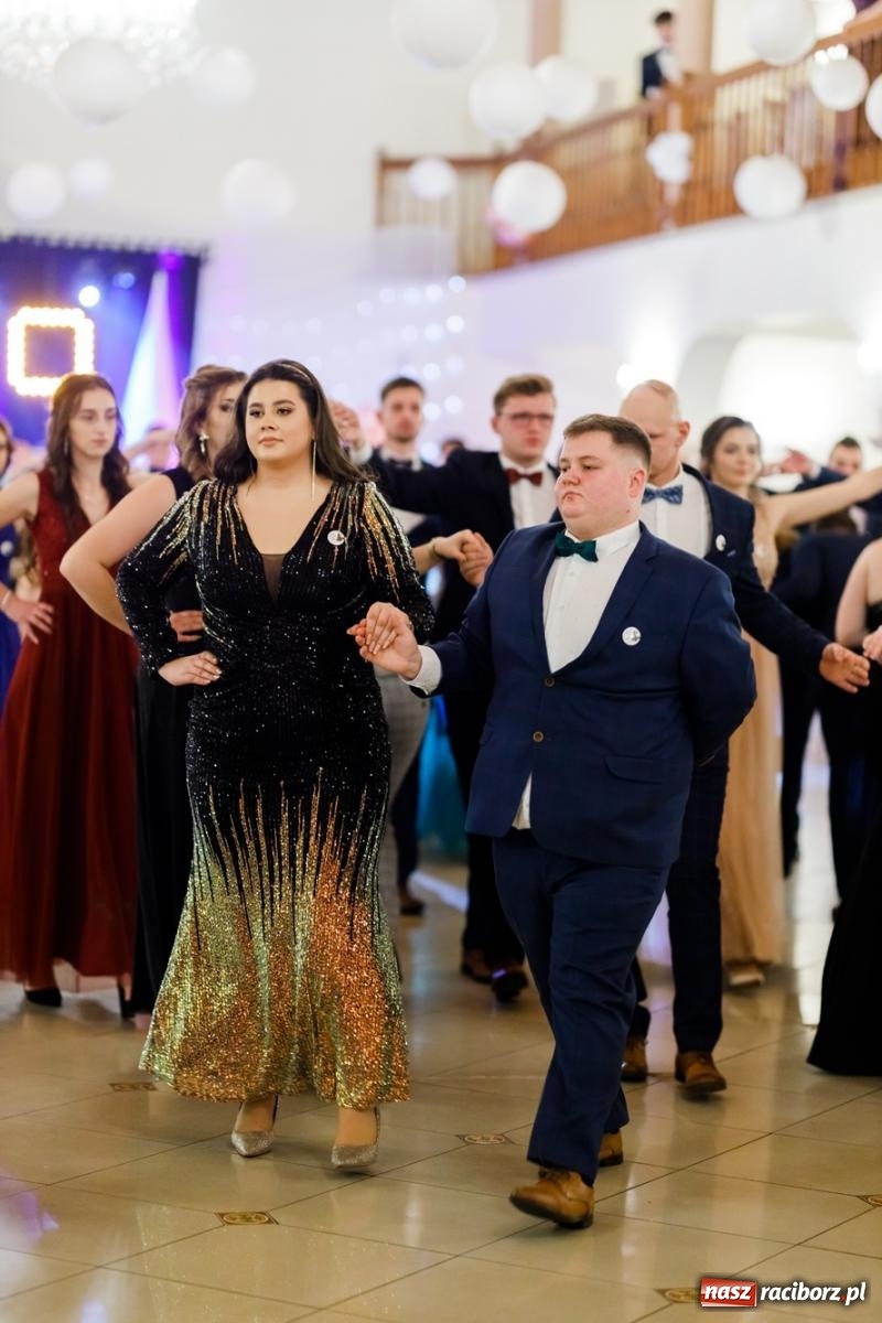 Zdjęcie w galerii na portalu naszraciborz.pl: Raciborski EKONOMIK bawi się na studniówce w Rogowie [FOTO i WIDEO] wiadomości z regionu