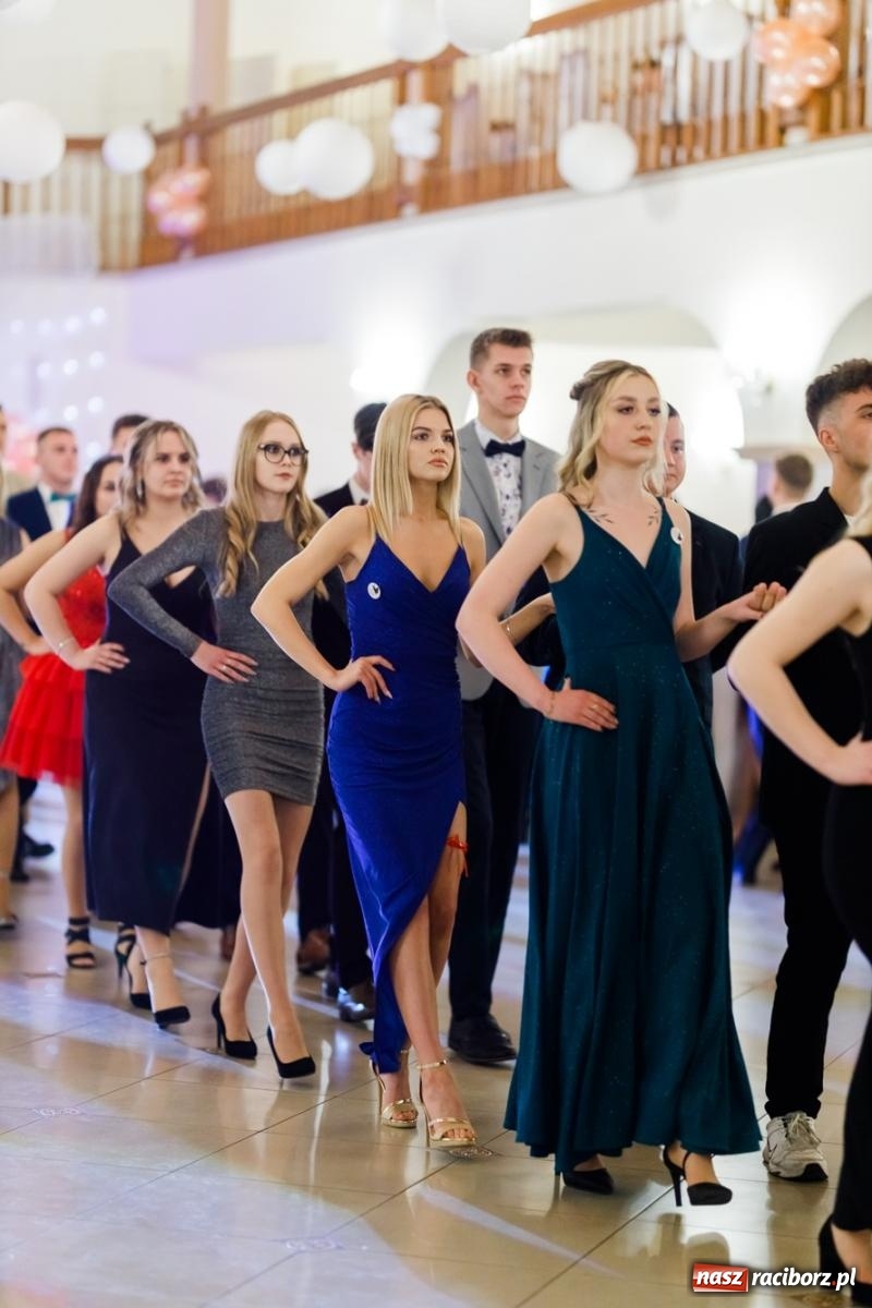 Zdjęcie w galerii na portalu naszraciborz.pl: Raciborski EKONOMIK bawi się na studniówce w Rogowie [FOTO i WIDEO] wiadomości z regionu