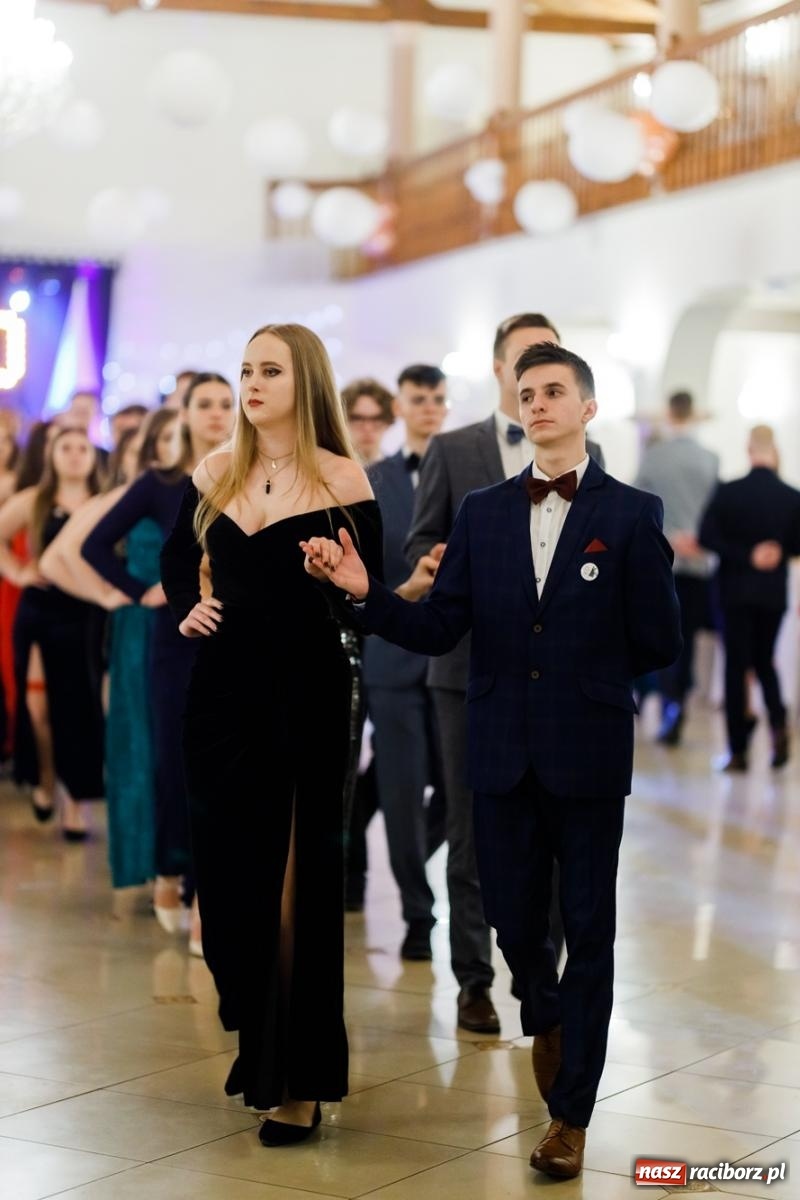 Zdjęcie w galerii na portalu naszraciborz.pl: Raciborski EKONOMIK bawi się na studniówce w Rogowie [FOTO i WIDEO] wiadomości z regionu