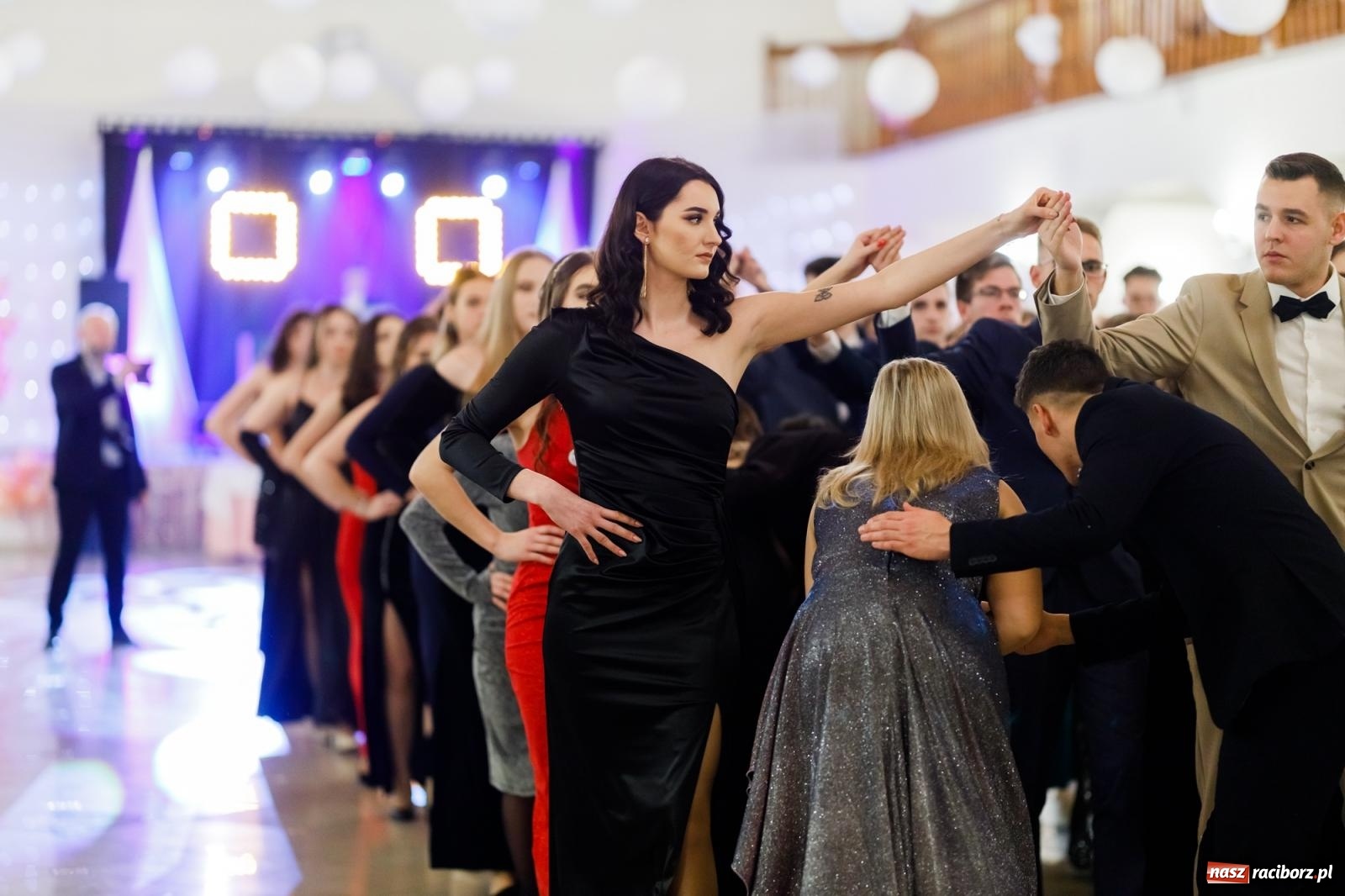 Zdjęcie w galerii na portalu naszraciborz.pl: Raciborski EKONOMIK bawi się na studniówce w Rogowie [FOTO i WIDEO] wiadomości z regionu