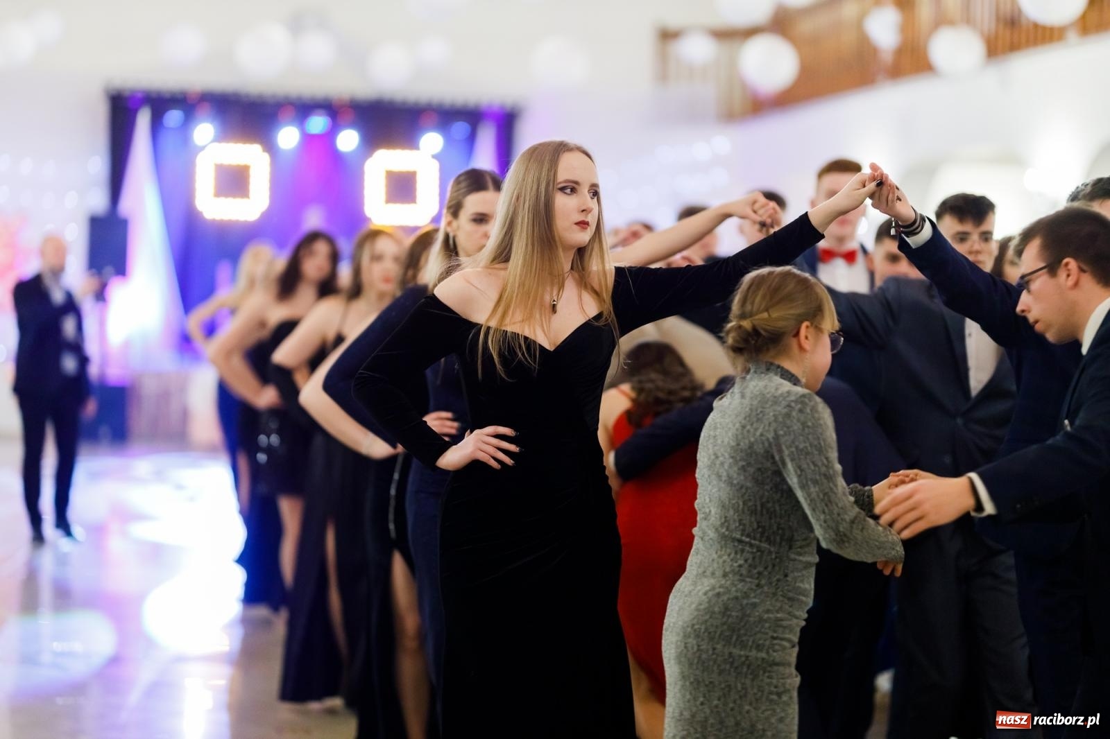Zdjęcie w galerii na portalu naszraciborz.pl: Raciborski EKONOMIK bawi się na studniówce w Rogowie [FOTO i WIDEO] wiadomości z regionu