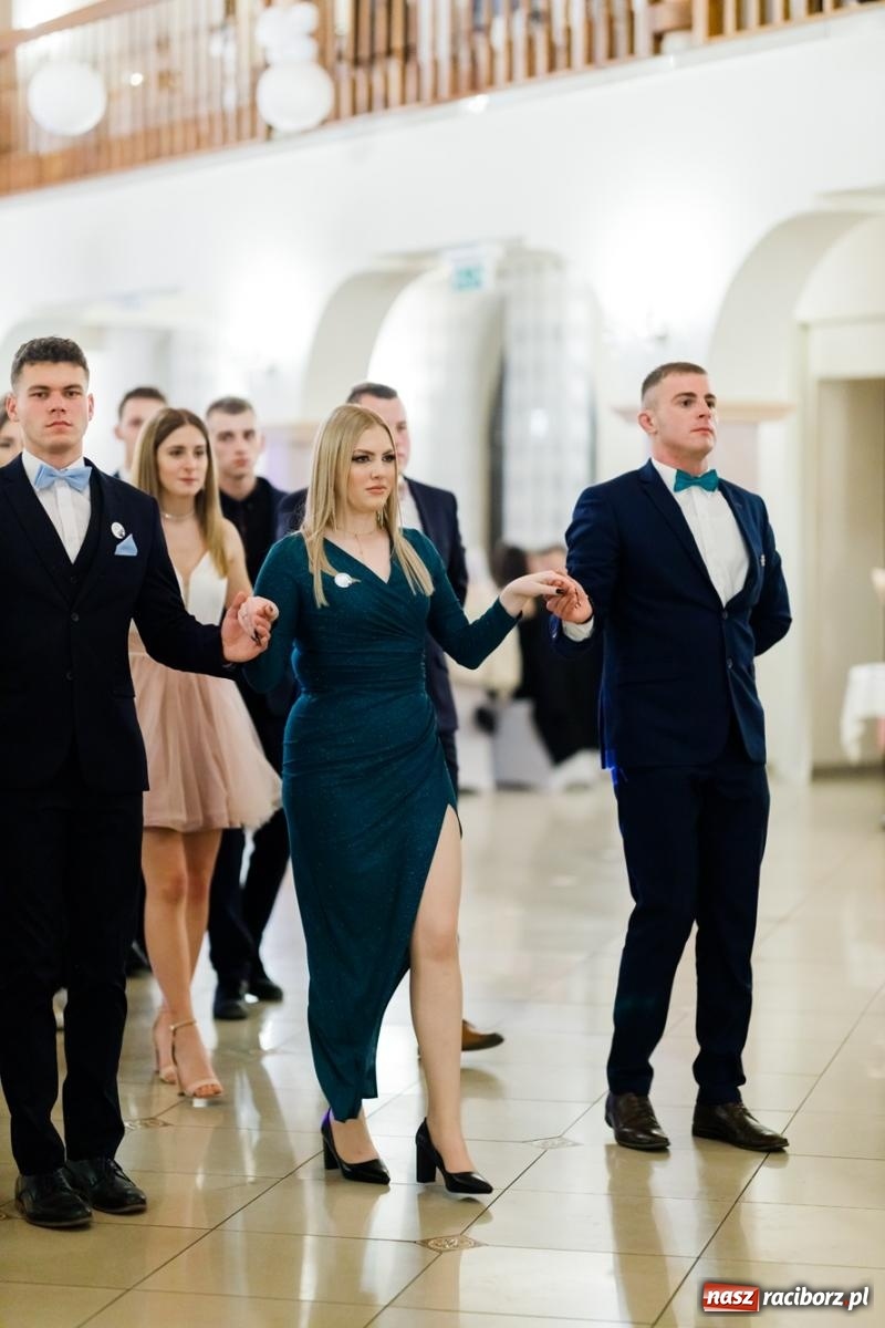 Zdjęcie w galerii na portalu naszraciborz.pl: Raciborski EKONOMIK bawi się na studniówce w Rogowie [FOTO i WIDEO] wiadomości z regionu