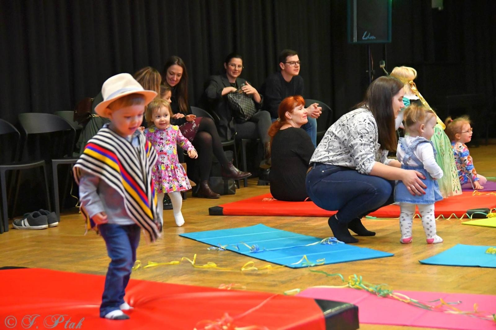 Zdjęcie w galerii na portalu naszraciborz.pl: Maluchy w krainie dźwięku tym razem karnawałowo wiadomości z regionu