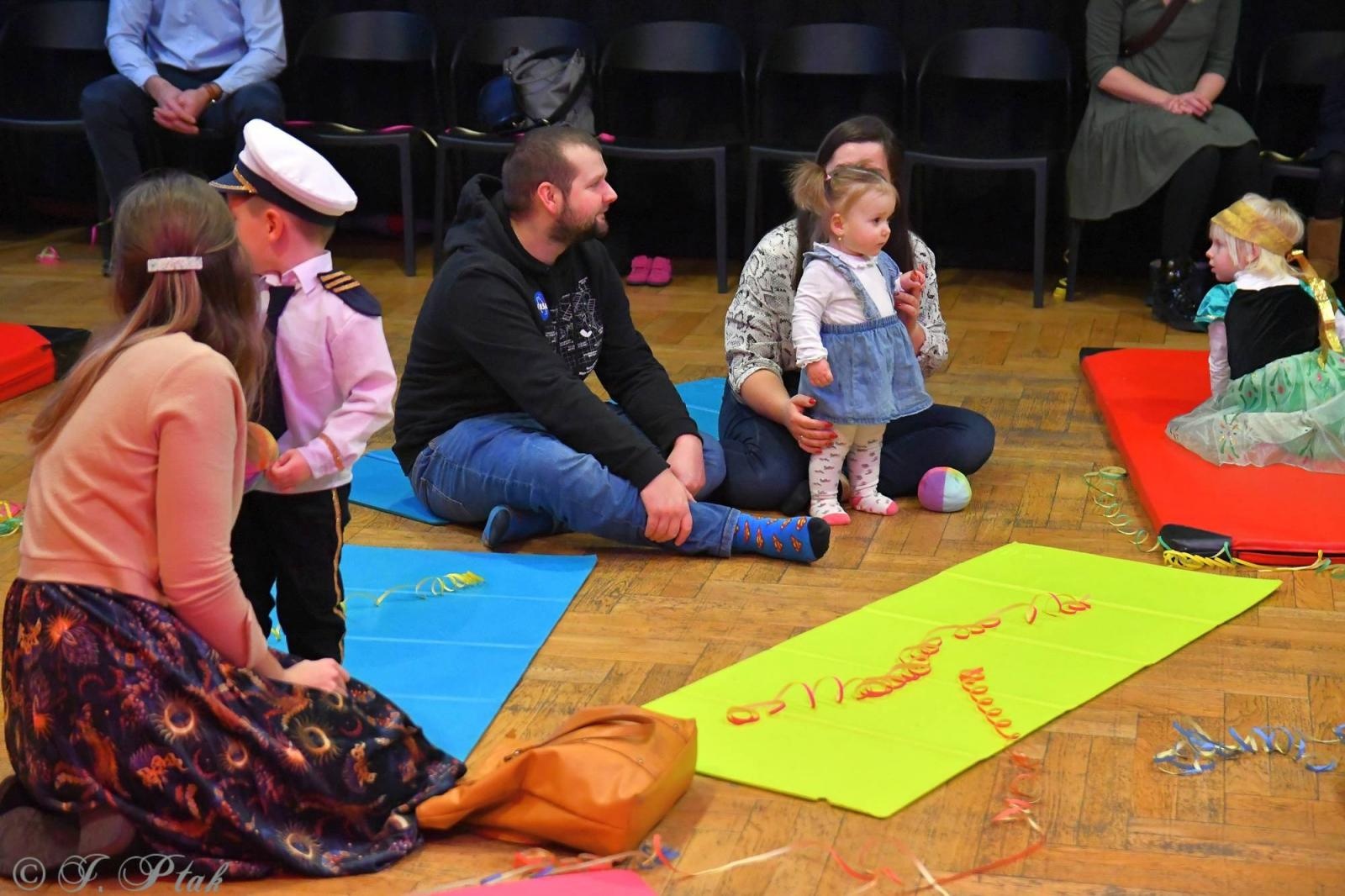 Zdjęcie w galerii na portalu naszraciborz.pl: Maluchy w krainie dźwięku tym razem karnawałowo wiadomości z regionu