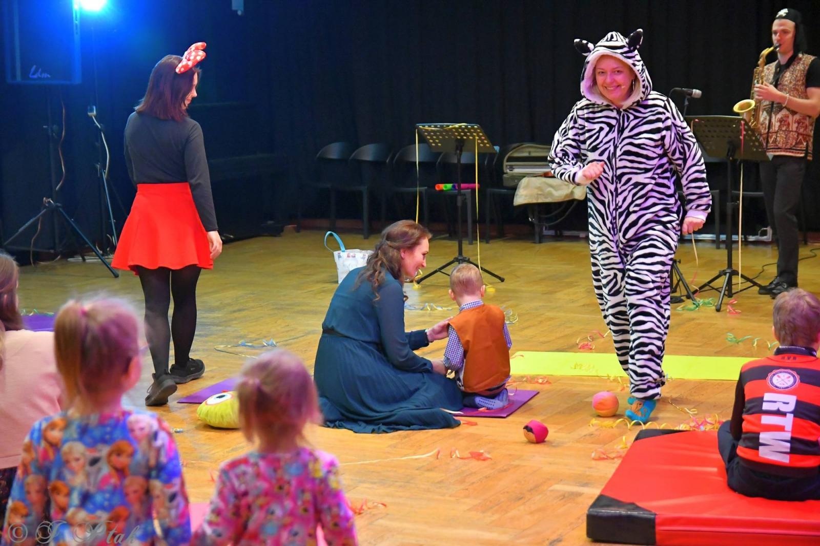 Zdjęcie w galerii na portalu naszraciborz.pl: Maluchy w krainie dźwięku tym razem karnawałowo wiadomości z regionu