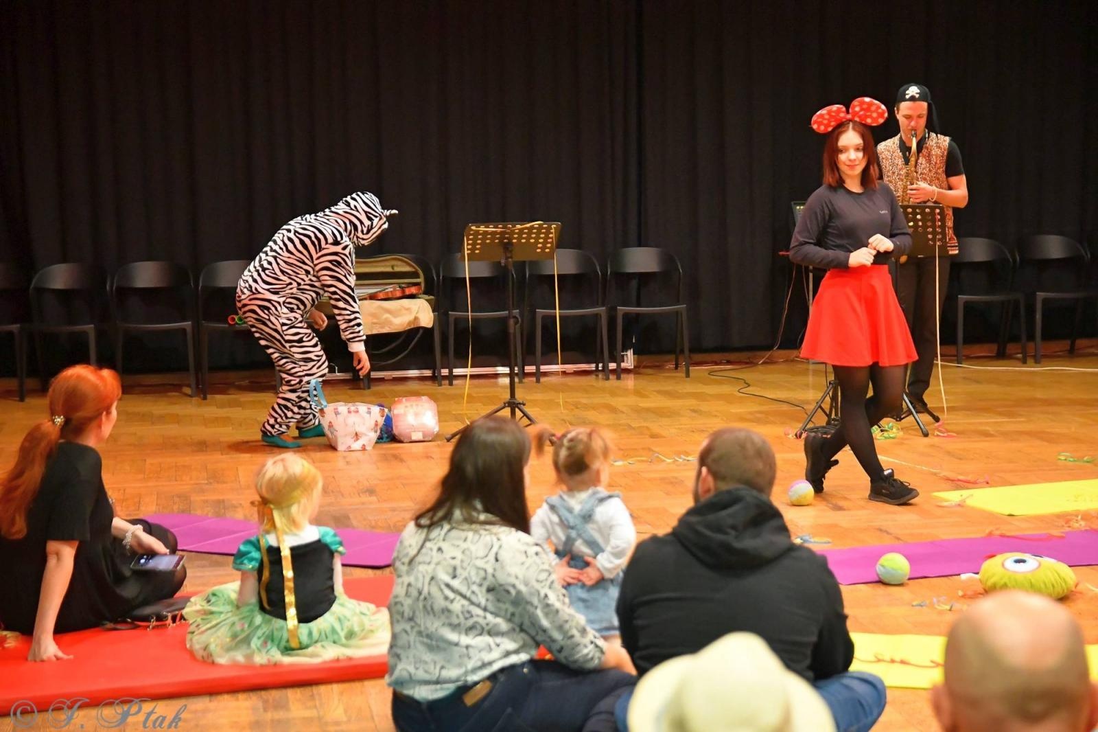 Zdjęcie w galerii na portalu naszraciborz.pl: Maluchy w krainie dźwięku tym razem karnawałowo wiadomości z regionu