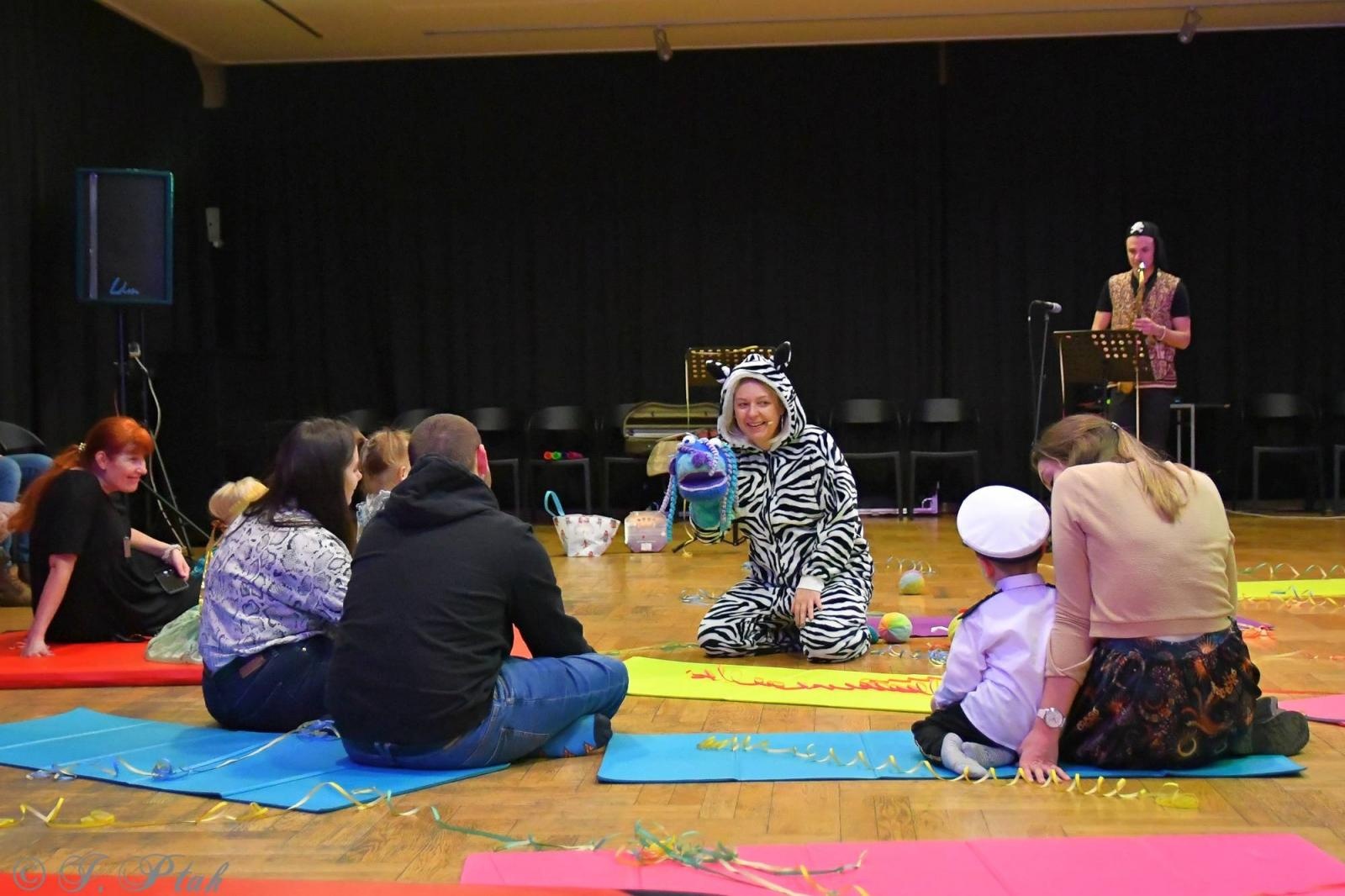 Zdjęcie w galerii na portalu naszraciborz.pl: Maluchy w krainie dźwięku tym razem karnawałowo wiadomości z regionu