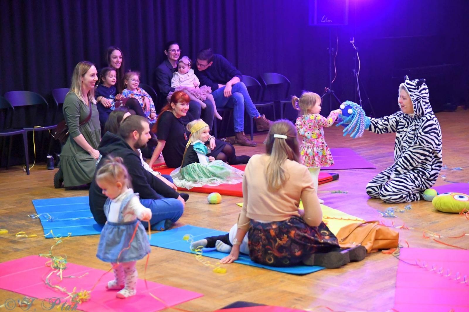 Zdjęcie w galerii na portalu naszraciborz.pl: Maluchy w krainie dźwięku tym razem karnawałowo wiadomości z regionu