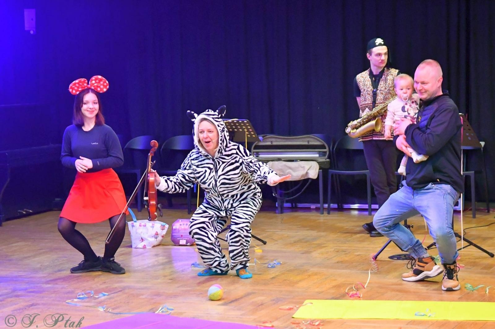 Zdjęcie w galerii na portalu naszraciborz.pl: Maluchy w krainie dźwięku tym razem karnawałowo wiadomości z regionu