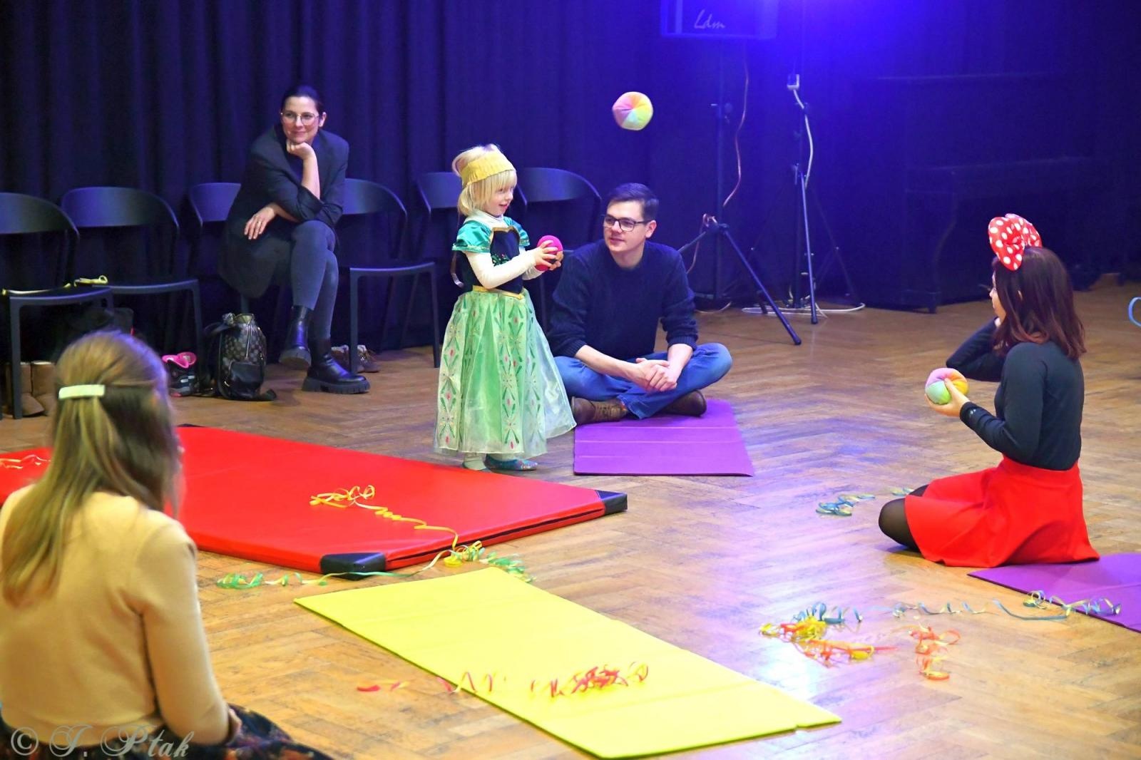 Zdjęcie w galerii na portalu naszraciborz.pl: Maluchy w krainie dźwięku tym razem karnawałowo wiadomości z regionu