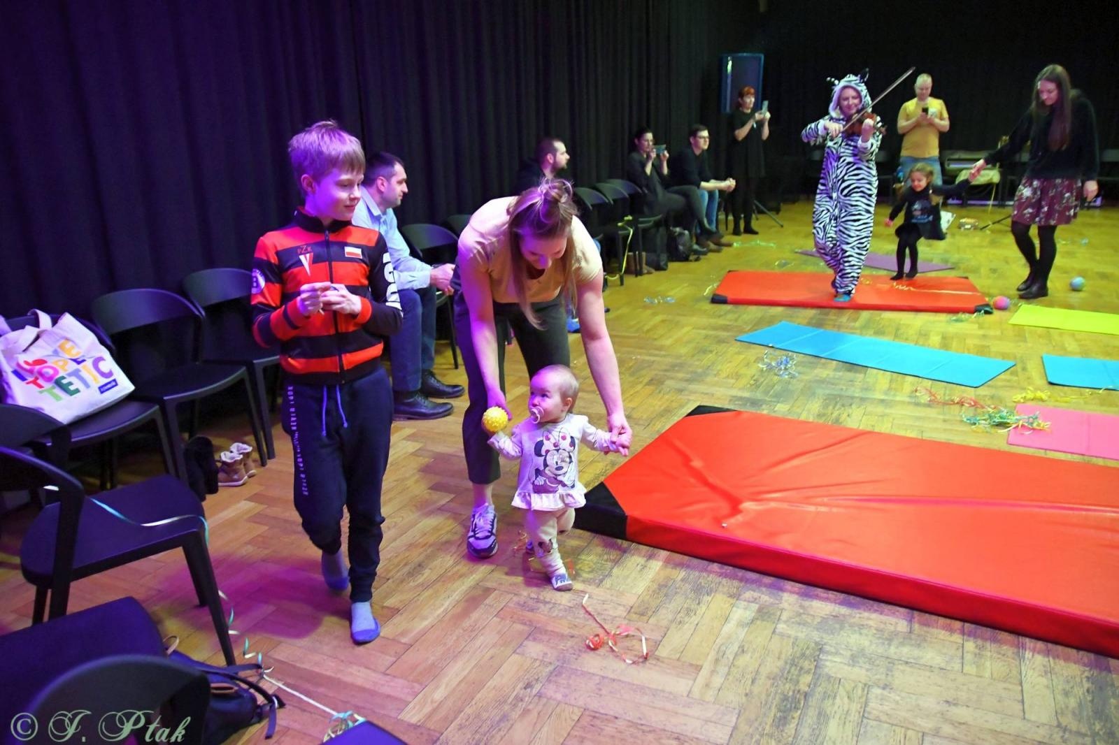 Zdjęcie w galerii na portalu naszraciborz.pl: Maluchy w krainie dźwięku tym razem karnawałowo wiadomości z regionu