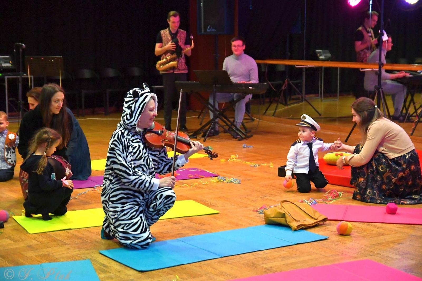 Zdjęcie w galerii na portalu naszraciborz.pl: Maluchy w krainie dźwięku tym razem karnawałowo wiadomości z regionu